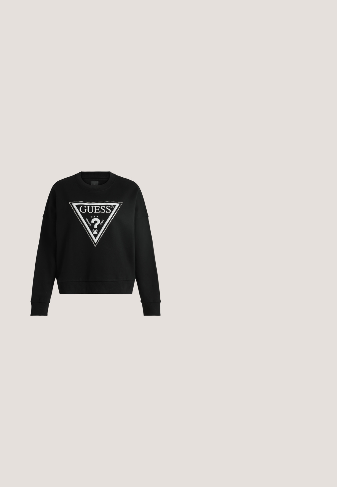 Sweat-shirt noir à manches longues avec un triangle blanc en contour, le texte "GUESS U.S.A. Washed Jeans" et un point d'interrogation à l'intérieur du triangle.; T-shirt noir en coton avec un col rond, des manches courtes et un logo "Guess" en sequins texturés sur la poitrine.; Jogging noir en tissu doux, avec une taille ajustée, des zips sur les côtés et un détail de logo sur la cuisse gauche. Texture lisse.; Baskets basses noires avec œillets dorés, semelle blanche avec bande dorée, logo "GUESS" sur le côté et languette de talon à motif.; Sac à main en cuir matelassé noir avec fermeture à cordon chaîne dorée et une bandoulière unique sur un fond clair uni.; Boucles d'oreilles en forme de cœur argentées avec trois cœurs en cascade, rehaussées de strass scintillants. Surface réfléchissante avec le nom de la marque gravé.