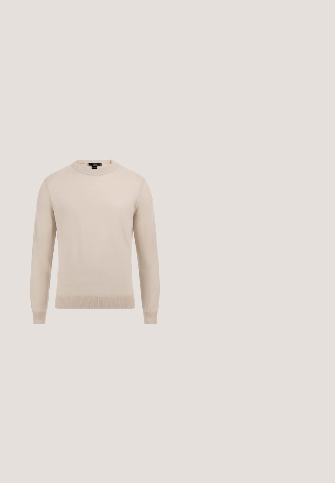 Béžový sveter s okrúhlym výstrihom vyrobený zo soft knit materiálu, s dlhými rukávmi a rebrovanými manžetami, s jednoduchým a klasickým dizajnom.; Béžové nohavice s textúrovanou látkou, ktoré majú zadné vrecko uzatvárané čiernym gombíkom. Jemné švy zdobia okraje vrecka.; Hnedá semišová pánska spoločenská obuv s čiernou podrážkou a šnúrkami, zobrazená v bočnom profile na jednoduchom svetlom pozadí.; Hnedo zafarbené slnečné okuliare s oktagónovým dizajnom, tenkým kovovým rámom v šedej farbe a priehľadnými plastovými špičkami rámu. Obsahujú nastaviteľné nosníky.; Hnedá kožená aktovka s hornými rúčkami, striebornými kovaniami a nastaviteľným ramenným popruhom na jednoduchom svetlom pozadí.; Suede opasok v tan farbe so širokým dizajnom, striebornou obdĺžnikovou prackou a vystúpenými akcentmi. Hladká textura s minimalistickým štýlom.