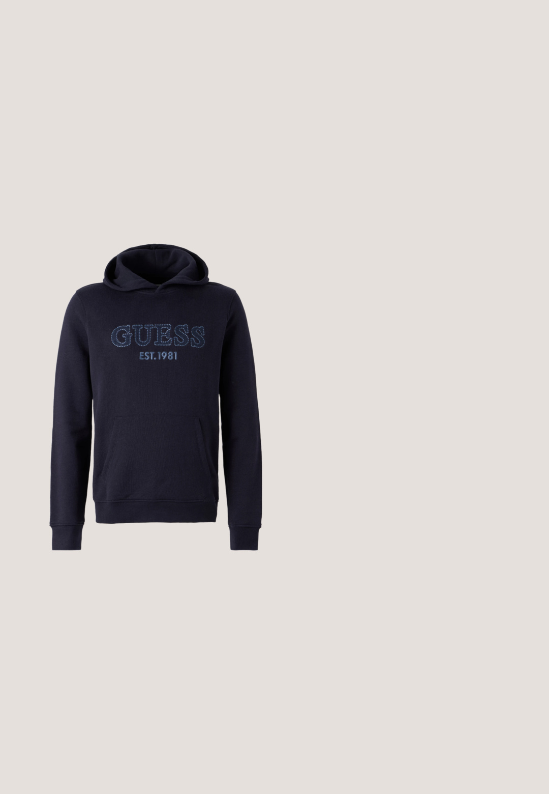 Navyfarbener Kapuzenpullover aus weichem Stoff mit einer Kängurutasche, gerippten Bündchen und dem gestickten "GUESS EST.1981" Logo auf der Vorderseite.; Langärmliges weißes Hemd mit grünem "GJ"-Logo in der Mitte und schwarzem "GUESS JEANS COMPANY"-Text auf den Ärmeln; weicher, glatter Stoff.; Marineblaue Jogginghose mit weißen Seitenstreifen, elastischem Bund und gesäumten Knöcheln, flach auf weißem Hintergrund ausgelegt.; Blauer und grauer Sneaker mit einem Obermaterial aus Mesh und Synthetik, strukturierten Overlays, dicker weißer Sohle und Schnürsystem. Logo auf der Seite sichtbar.; Schwarze rechteckige Sonnenbrille mit dunkel getönten Gläsern und dicken Bügeln, schräg auf einer schlichten hellgrauen Oberfläche liegend.; Dunkelblauer gemusterter Duffelbag mit oberen Griffen, einem abnehmbaren Schulterriemen und einem dreieckigen Guess-Logo auf der Vorderseite.