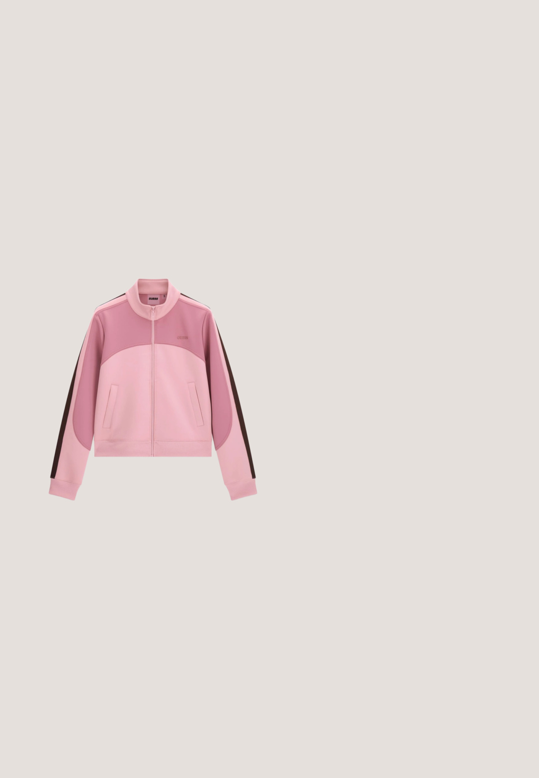 Veste rose zippée avec col haut, bande sombre sur les manches, deux poches avant et logo subtil "GUESS" sur la poitrine.; T-shirt en coton rose à manches courtes et décolleté en U, avec un petit logo "Joop!" en rose plus foncé sur le devant.; Shorts texturés rose clair avec poches avant, fermeture par bouton et coutures verticales discrètes, avec un petit logo en relief sur le côté.; Baskets synthétiques rose clair avec lacets et semelle blanche. Présentent un logo au talon et un design minimaliste avec une texture lisse.; Sac à main rose clair en forme de croissant avec des accents rose foncé, une quincaillerie dorée et un motif de logo répétitif, doté d'une seule bandoulière.; Bracelet chaîne en argent avec un petit pendentif rectangulaire incrusté de cristaux clairs et une étiquette triangulaire près du fermoir.