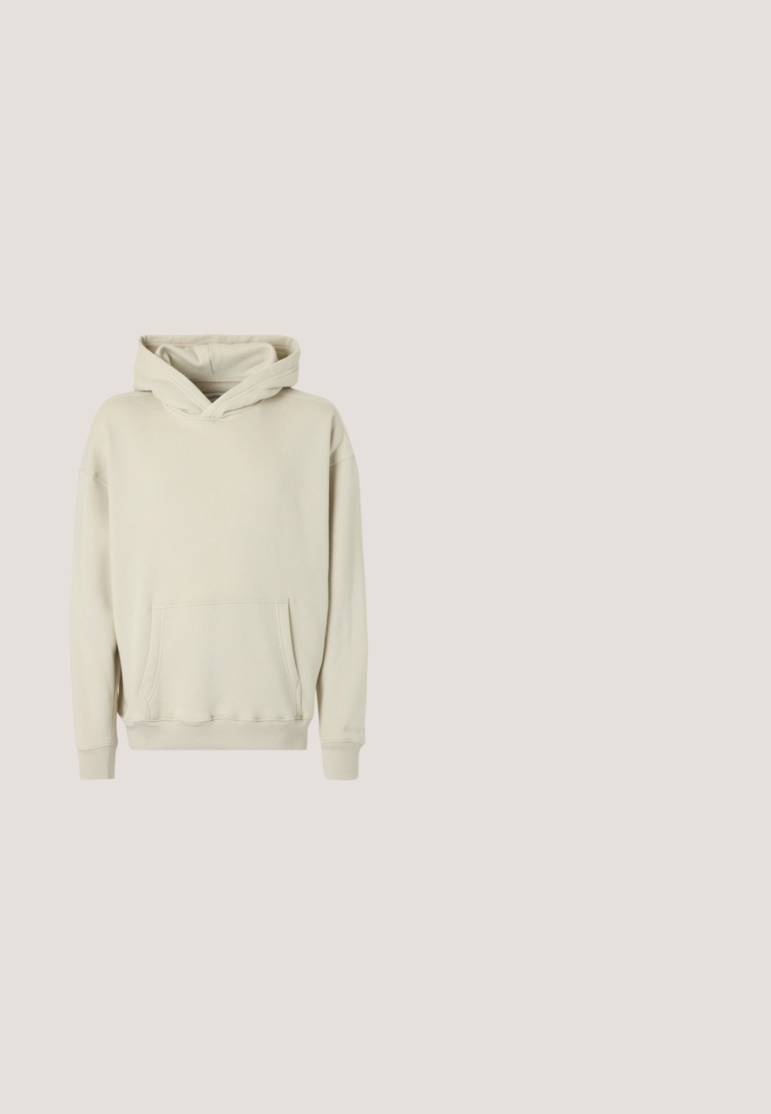 Beige Kapuzenpullover aus weichem Stoff. Verfügt über eine vordere Kängurutasche sowie gerippte Bündchen und Bund. Einfaches, lässiges Design.; Weißes kurzärmeliges T-Shirt aus Baumwolle mit Rundhalsausschnitt, das eine glatte Textur und ein einfaches Design ohne Muster oder Akzente aufweist.; Beige Shorts aus leichtem Stoff, mit elasticem Taillenbund, Zugband und Seitentaschen mit kontrastierender Naht.; Weißer Sneaker aus glattem Leder, runde Zehenpartie, minimalistisches Design, graue Fersenkante und strukturierte Gummisohle.; Blauer Canvas-Einkaufstasche mit Vordertasche und roter "O.N.S" Stickerei, ausgestattet mit zwei Griffen und einem verstellbaren Schulterriemen.; Silberne verdrehte Kettenhalskette und passendes Armband mit verstellbaren Verschlüssen, flach auf einem weißen Hintergrund ausgelegt.