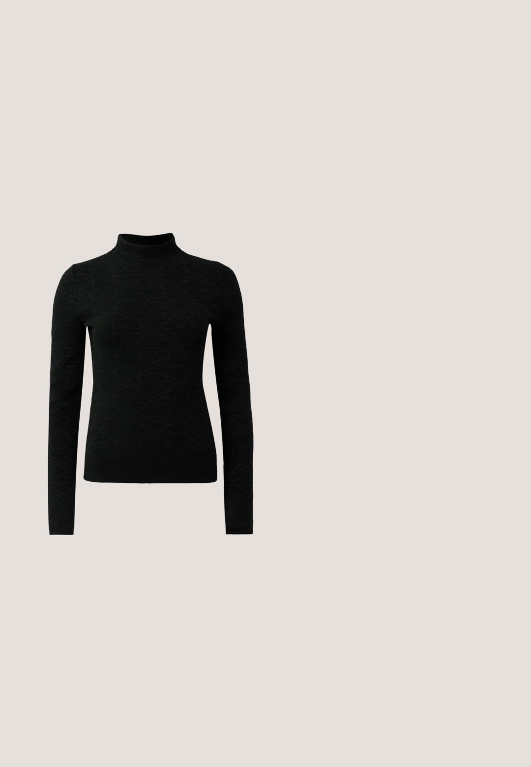Schwarzer Rollkragenpullover mit langen Ärmeln, der ein strukturiertes Muster und eine taillierte Passform aufweist. Hergestellt aus einem weichen, dehnbaren Material.; Schwarzes, kurzes Hemd mit Knöpfen und Kragen, das eine glatte Textur, lange Ärmeln und einen abgerundeten Saum hat. Die Knöpfe sind schwarz.; Schwarze, weit geschnittene Hose aus weichem Stoff mit elastischem Bund und sauberem, minimalistischem Design. Keine Taschen oder Verzierungen.; Schwarzer, spitz zulaufender High-Heel-Pumps aus Leder mit einem schlanken, mittelhohen Absatz auf einem schlichten hellgrauen Hintergrund.; Rechteckige beige Handtasche mit schwarzem Besatz, einem schwarzen Griff, Reißverschluss und einem schwarzen Hugo-Logoanhänger, der an der Seite hängt.; Ein Paar kleine geometrische Creolen aus goldfarbenem Metall mit kantigen Kanten und Steckverschluss auf einem hellen Hintergrund.