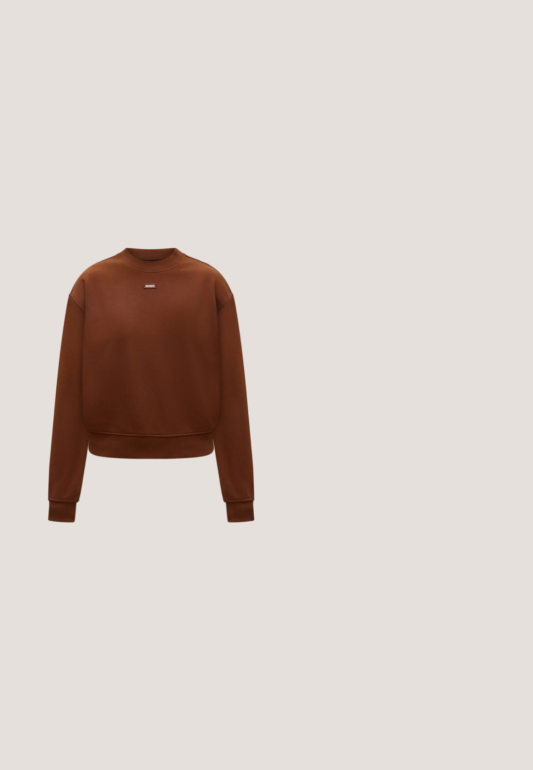 Braunes Sweatshirt mit Rundhalsausschnitt und langen Ärmeln, mit gerippten Bündchen und Saum, mit einem kleinen "HUGO" Logo-Patch in der Mitte der Brust.; Weißes Langarmhemd mit Kragen aus Baumwolle. Verfügt über eine durchgehende Knopfleiste und eine Brusttasche. Glatte Textur, lockere Passform.; Braune Damenhose mit hoher Taille, Gürtelschlaufen und ausgestellten weiten Beinen, flach auf weißem Hintergrund präsentiert.; Dunkelbrauner Leder-Stiefelette mit Blockabsatz, spitzer Schuhspitze und dekorativem Riemen mit silberner quadratischer Schnalle auf neutralem Hintergrund.; Kleine rechteckige Schultertasche aus braunem Wildleder mit einem dünnen, dunkelbraunen Riemen und einem goldfarbenen Reißverschluss, in der Ecke mit "HUGO" gebrandmarkt.; Paar glänzende goldfarbene Creolen mit verschlungenem, verdrehtem Design auf schlichten weißem Hintergrund.