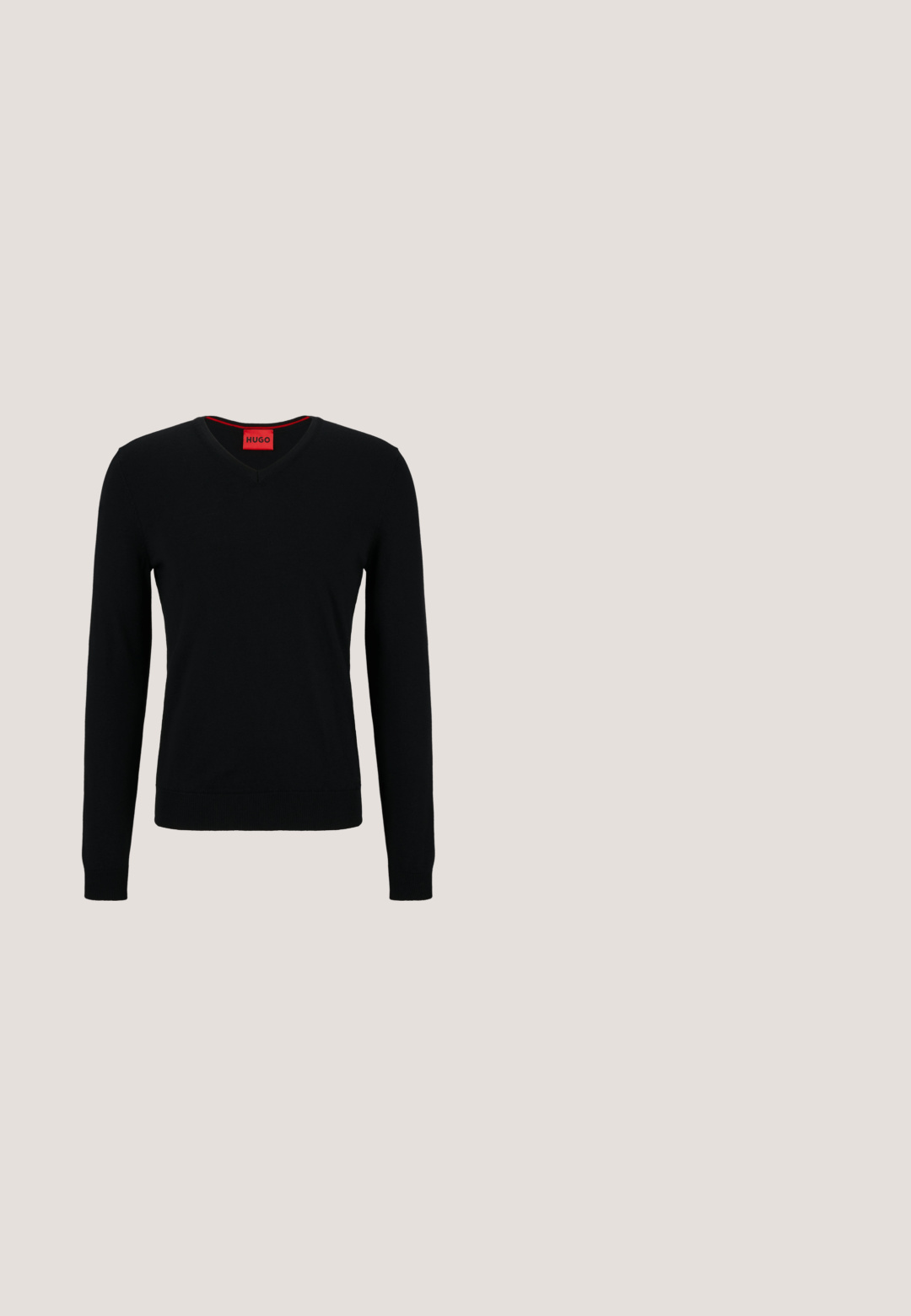 HUGO SAN VREDO - Striktrøje - black; Sort langærmet skjorte med knapper og spids krave samt hvide knapper, vist fladt på en lys baggrund.; Velourbukser i dybgrøn med et strømlinet design, der har en sort talje og en skræddersyet pasform, som fremhæver den glatte tekstur.; Sort poleret læder herres officielle sko med snørelukning foran og lav stablet hæl, vist fra ydersiden.; Vævet slips med geometriske mønstre i forskellige nuancer af blå. Slippet har en smal rektangulær form med en tekstureret overflade.; Sort læderbælte med en glat overflade, der har en rektangulær sølvmetalspænde og flere justeringshuller.
