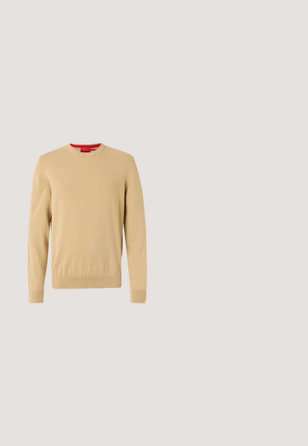 Beige herrestriktrøje med rund hals, lange ærmer, ribbede ærmekanter og kant samt et diskret broderet logo på brystet.; BOSS CRAIG - Skjorter - medium beige; Lyseblå denimbukser med lige ben, fem lommer, kontrasterende syninger og en falmet finish. Har en knap- og lynlåsåbning.; Brune ruskinds Chelsea-støvle med elastiske sidepaneler og en hulsløjfe. Har en rund tå og en flad gummisål for stabilitet.; Brun ruskinds crossbody-taske med en tekstureret overflade, rektangulær form, frontlogo-detalje og justerbar strop af stof. Sølvfarvede metaldele.; Lysebrunt læderbælte rullet sammen med spændende sølvfarvet rektangulært metalspænde på hvid baggrund.