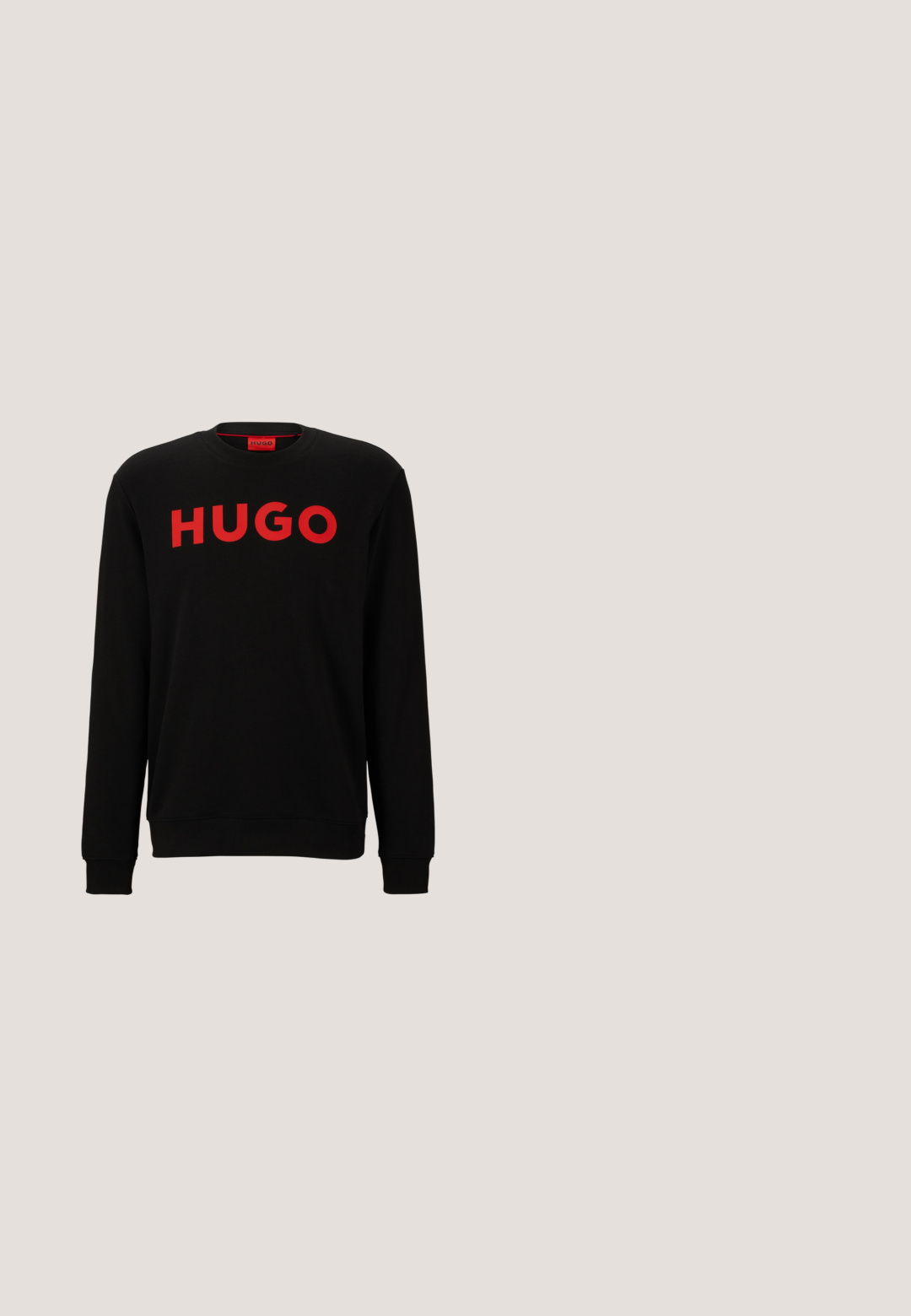 Sweatshirt noir avec l'inscription rouge "HUGO" en relief sur la poitrine. Manches longues avec des poignets côtelés et un col rond classique.; Shorts en coton noir avec une taille élastique et un cordon de serrage. Logo "HUGO" blanc sur la jambe gauche. Design simple, coupe à hauteur du genou.; Baskets de sport noires avec un tissu texturé, une semelle épaisse et un logo 'HUGO' en contraste au niveau du talon. Elles présentent des lacets ronds et un design épuré.; Lunettes de soleil rectangulaires noires avec des verres rouge foncé, présentant une finition mate et un logo rouge sur la branche. Monture en plastique robuste.; Sac bandoulière rectangulaire noir avec sangle réglable et logo BOSS sur le devant, sur un fond clair uni.; Boutons de manchette carrés avec une surface en émail noir lisse, encadrés de métal argenté brillant. Arrières arrondis pour un maintien sécurisé.