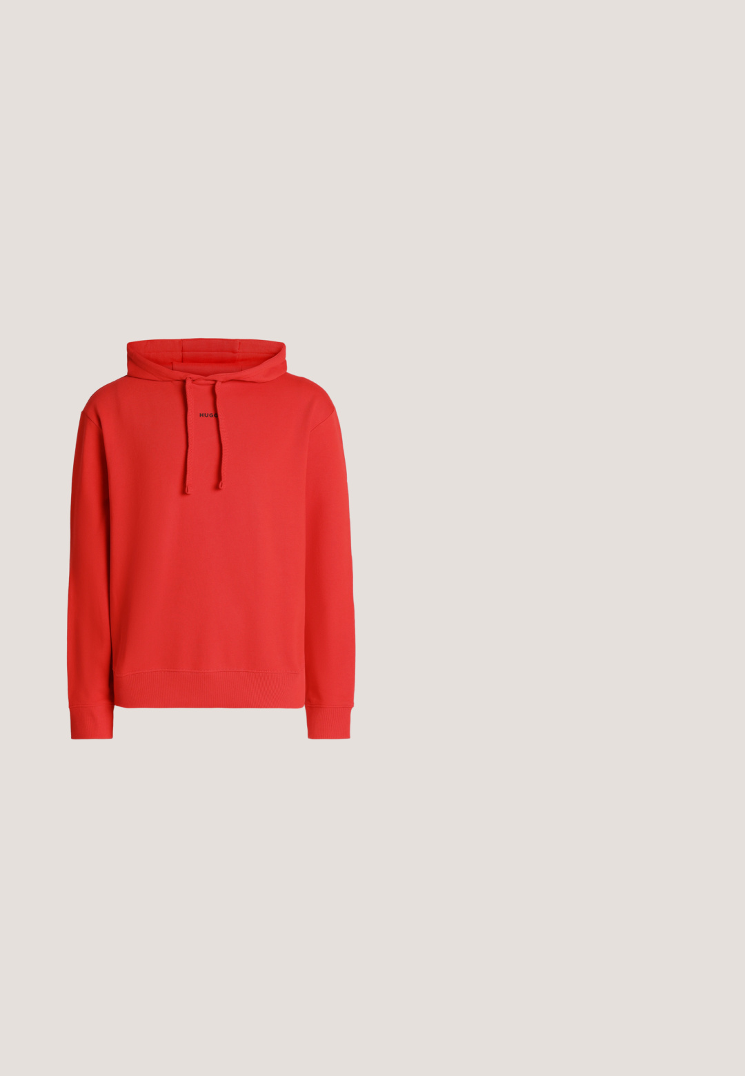 Sweat à capuche rouge à manches longues avec cordons, avec petit texte noir « HUGO » au centre devant.; Veste noire zippée à manches longues avec col, deux poches avant à rabat et logo HUGO visible sur la poche droite.; Shorts beige mi-longueur avec fermeture à bouton, bandes élastiques latérales à la taille, passants pour ceinture et poches latérales sur fond uni.; Bottine en cuir noir avec une finition brillante, design à lacets, col rembourré et semelle en caoutchouc robuste avec des grips de traction.; Lunettes de soleil avec une monture en plastique noir, des verres teintés de bleu, un design carré et des accents bleus sur les branches arborent le nom de la marque "HUGO."; Sac bandoulière noir avec une poche zippée à l'avant, surface texturée et bandoulière réglable suspendu sur un fond clair uni.