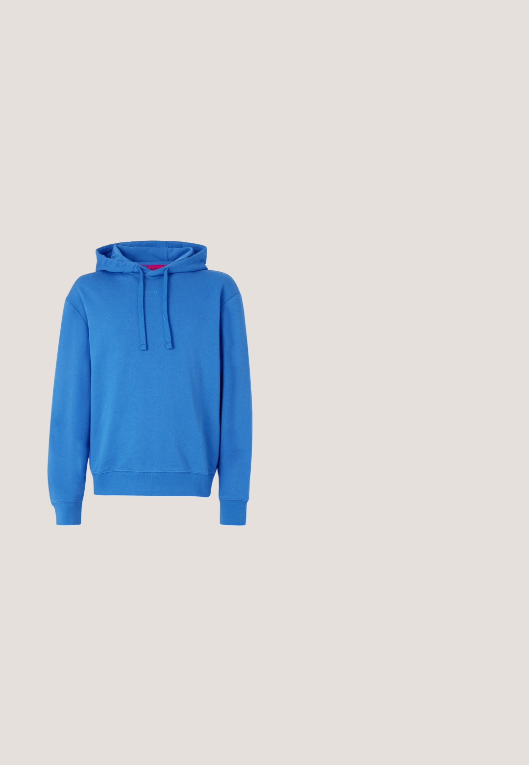 Blaues Hoodie aus Baumwollmischung mit Kapuze mit Kordelzug, gerippten Bündchen und Saum. Hat ein dezentes Logo auf der Vorderseite. Glatte Textur.; Hellblaues T-Shirt mit kurzen Ärmeln und Rundhalsausschnitt, mit verblasstem rechteckigem Motiv und "BOSS"-Schriftzug auf der Brust.; Dunkelblaue Cargohose mit elastischem Bund, Kordelzug, Klappentaschen an den Oberschenkeln und verstellbaren Bändern an den Knöcheln.; Weißer und hellgrauer Sneaker mit niedrigem Schaft, schwarzen Akzenten, seitlichen Schnürsenkeln und "HUGO" Branding an der Seite über der Sohle.; Schwarze Stoff-Umhängetasche mit Reißverschluss, blauem Logo-Aufnäher, verstellbarem Tragegurt und strukturierter Oberfläche. Kompakt rechteckiges Design.; Silberne Kettenhalskette mit einem rechteckigen Anhänger, auf dem das Wort "BOSS" in fetten weißen Buchstaben vor einem schwarzen Hintergrund steht.