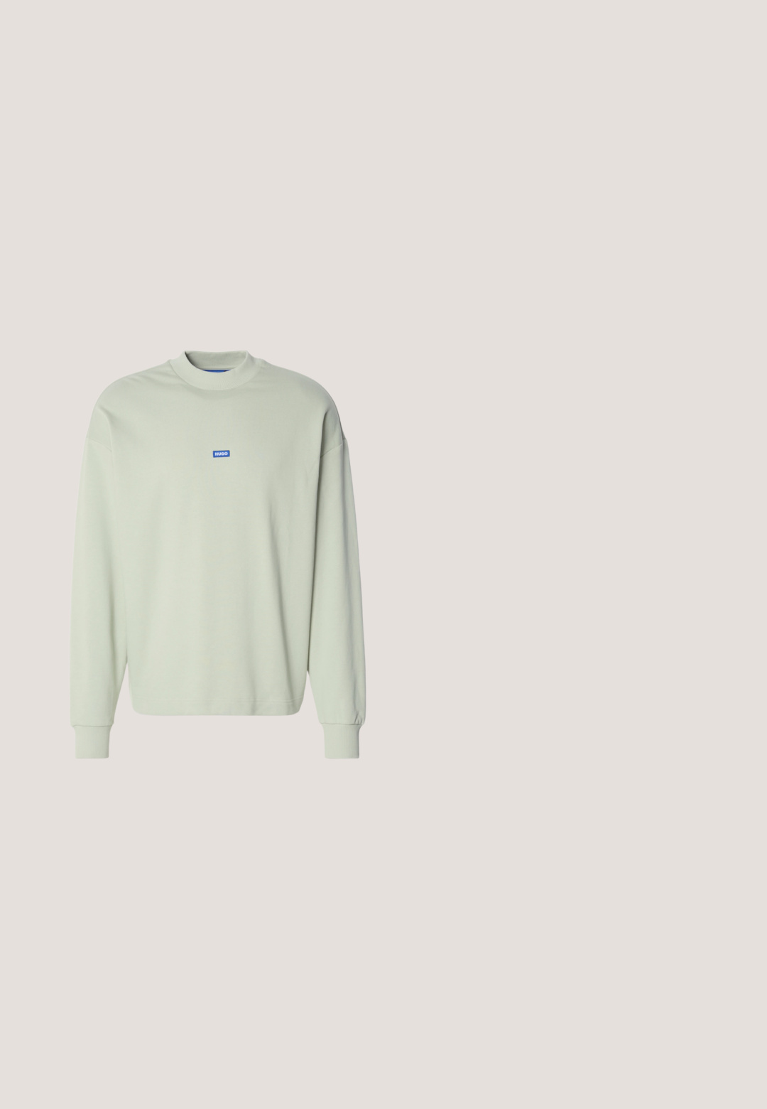 Sweat-shirt vert clair à manches longues avec poignets et col côtelés, petit logo "HUGO" bleu centré sur la poitrine.; Polo à manches courtes en maille dans un tissu bleu texturé avec un col et une petite ouverture en V.; Short beige jusqu'aux genoux avec passants de ceinture, poches latérales et un bouton noir à la fermeture devant, présenté sur fond blanc.; Chaussure noire en cuir à lacets avec une finition lisse, un bout arrondi et un petit talon en caoutchouc. Présente des détails de couture subtils sur la tige.; Sac polochon noir BOSS avec doubles poignées et bandoulière amovible, présenté sur un fond clair uni.; Ceinture en cuir suédé noir enroulée avec une boucle métallique rectangulaire argentée sur un fond blanc uni.