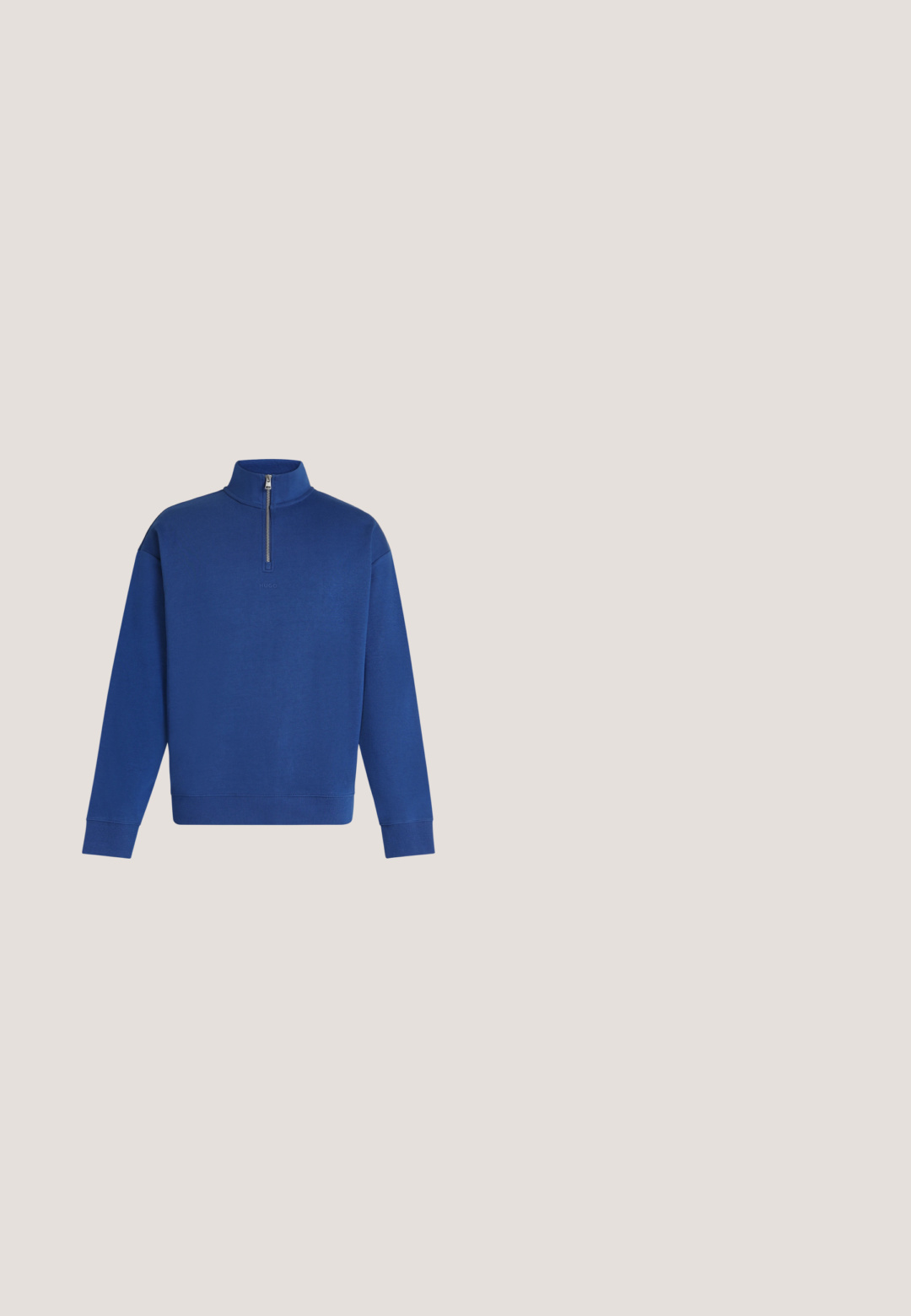 Pull-over bleu à manches longues avec col haut et fermeture éclair devant, avec un discret marquage "HUGO" sur la poitrine.; Chemise blanche à manches longues avec col rond, poche poitrine et étiquette de marque bleue au col et à l'ourlet inférieur.; Jean denim bleu clair droit avec poches avant, passants pour ceinture, bouton et fermeture éclair.; Bottine en cuir noir avec des panneaux latéraux élastiques, bout rond et tirette. Texture lisse, semelle plate, design minimaliste.; Lunettes de soleil rectangulaires noires avec des verres foncés et des branches fines, présentées sur une surface blanche inclinée vers la droite.; Portefeuille en cuir noir texturé avec deux poignées et une bandoulière détachable, doté d'une fermeture éclair argentée et de ferrures métalliques.