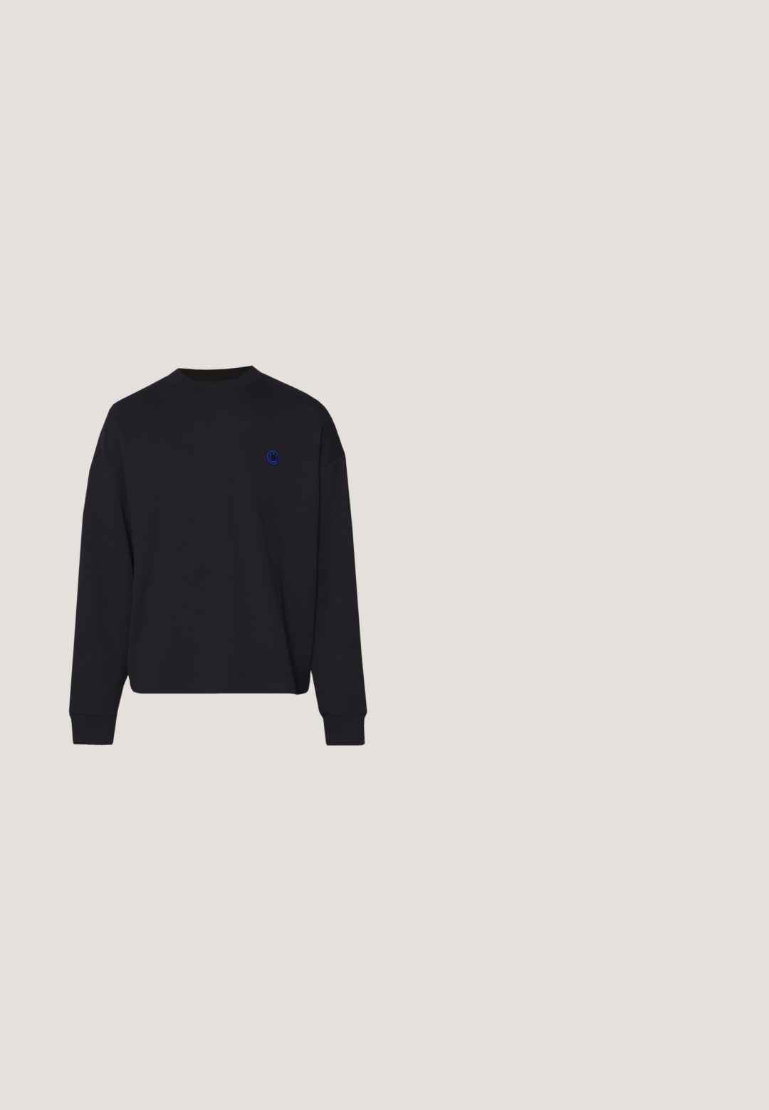 Schwarzer Pullover aus Baumwolle mit rundem Halsausschnitt und lässiger Passform. Er hat ein kleines blaues gesticktes Logo auf der Brust.; Hellbeiges T-Shirt mit kurzen Ärmeln, Rundhalsausschnitt und dezentem "BOSS"-Logo mittig auf der Brust.; Dunkelblaue Denim-Jeans mit schmaler Passform, Fünf-Taschen-Design, sichtbaren Nahtdetails und Knopfverschluss an der Taille. Glatte Textur.; Schwarze Lederstiefelette mit flacher Sohle, seitlichem Ziehschlaufe und subtiler strukturiertem Finish auf hellem, einfarbigem Hintergrund.; Schwarze Leder-Reisetasche mit zwei Oberhandgriffen, einem abnehmbaren Schultergurt und einer Reißverschlusstasche auf der Vorderseite für zusätzlichen Stauraum.; Schwarzer Ledergürtel mit glatter Oberfläche, der eine rechteckige graue Metallschnalle mit eingeprägtem "BOSS" trägt. Elegantes und schlichtes Design.