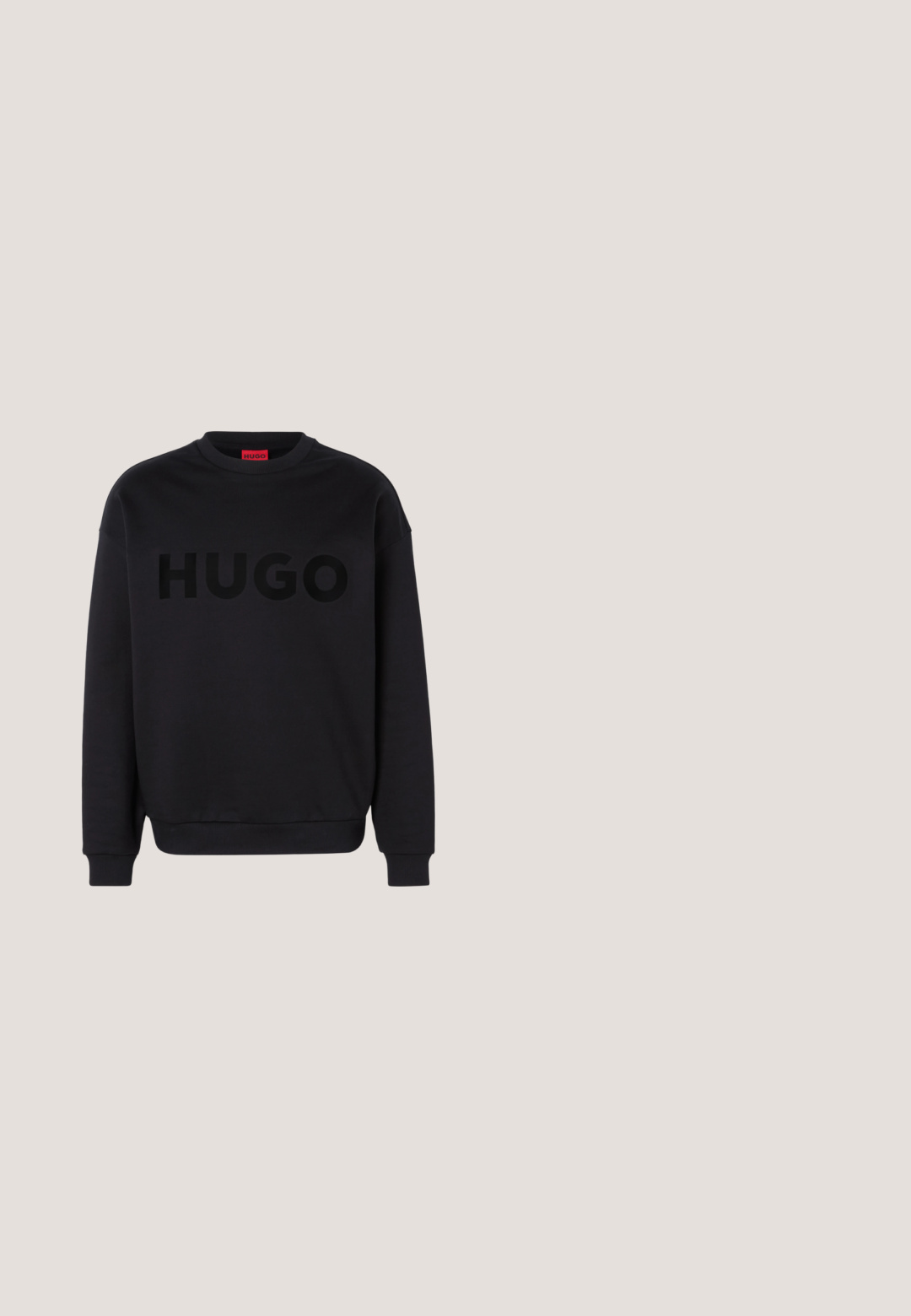 Zwarte sweatshirt van zacht materiaal, met een ronde halslijn en lange mouwen. Het woord "HUGO" is prominent weergegeven in een glanzend zwart lettertype.; Navyblauwe katoenen t-shirt met een groot wit "HUGO" logo aan de voorkant, ronde halslijn en korte mouwen. Rode labeldetails aan de binnenkant.; Zwarte katoenen shorts met een elastische tailleband en drawstring. Voorzien van zijzakken en een klein logo aan de voorkant. Glad textuur.; Beige en witte casual sneaker met veters, suède en leren panelen, zwevend boven een gepolijste betonnen vloer nabij glasblokken.; Zwarte nylon toiletetui met een ritssluiting aan de bovenkant, een plat ontwerp, een klein handvat en een opvallend rood rechthoekig logo met de tekst "HUGO."; Metalene armband met vierkante schakels in zilverkleurige afwerking, afgewerkt met een rechthoekige sluiting gemarkeerd met "BOSS." Glad oppervlak en modern ontwerp.