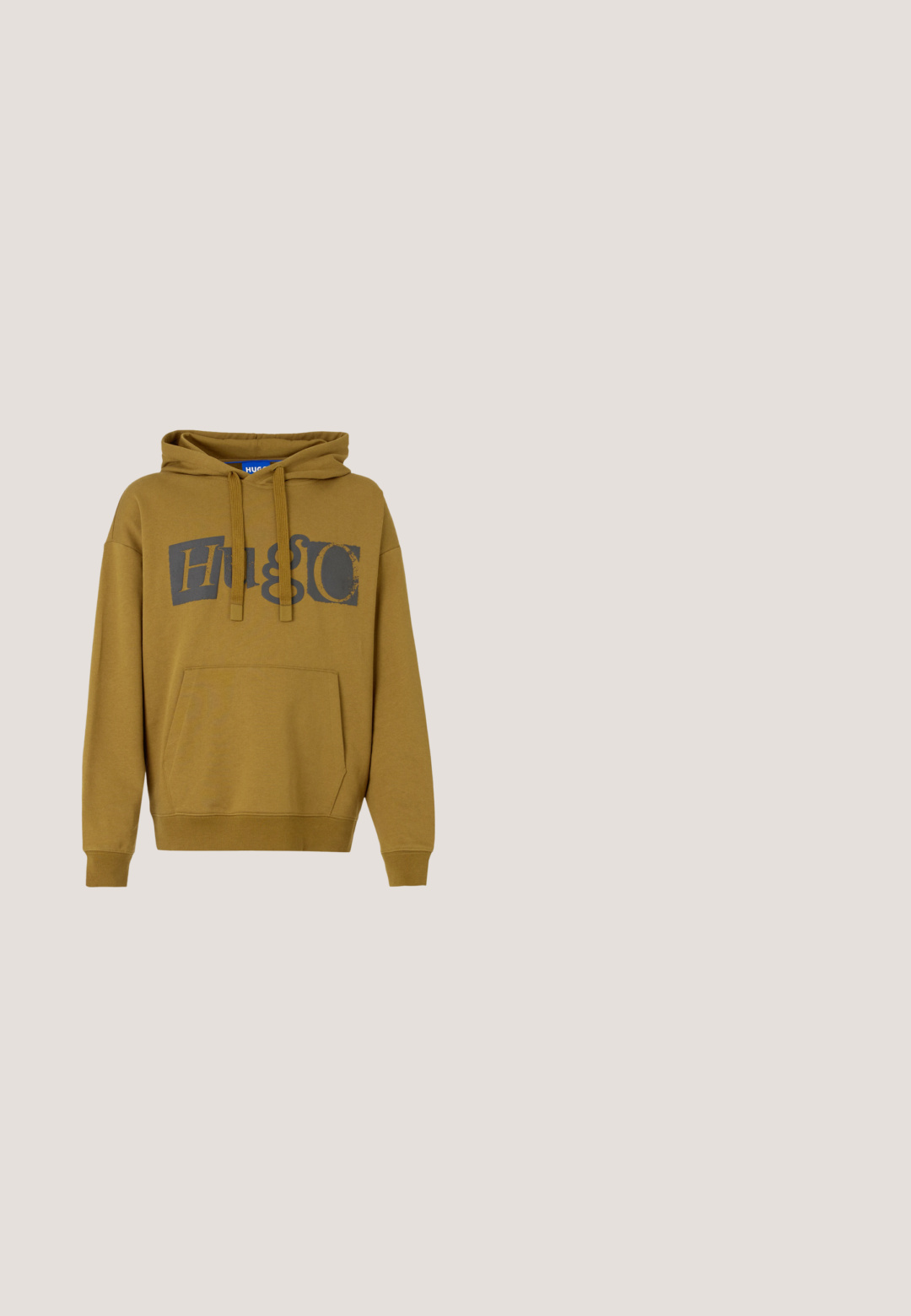 Oliven grøn hættetrøje med et stort "HUGO" logo i mørkegrå. Har en frontlomme i kangaroo-stil samt ribbede manchetter og kant.; Sorte afslappede bukser med elastisk talje og snøre, lige ben og elastiske manchetter ved anklerne.; HUGO BLAKE - Sneakers - black; Gennemsigtige grå kvadratiske solbriller med gradient brune linser og teksturerede sorte stænger, mærket "Hugo" på stellet og stængerne.; Sort crossbodytaske i stof med tekstureret overflade, lynlås og rektangulært design. Har en rød mærkat med brand og justerbar rem.; Sort læderbælte rullet fladt med sølvfarvet rektangulært spænde og rød syning nær bæltespændet på en hvid baggrund.