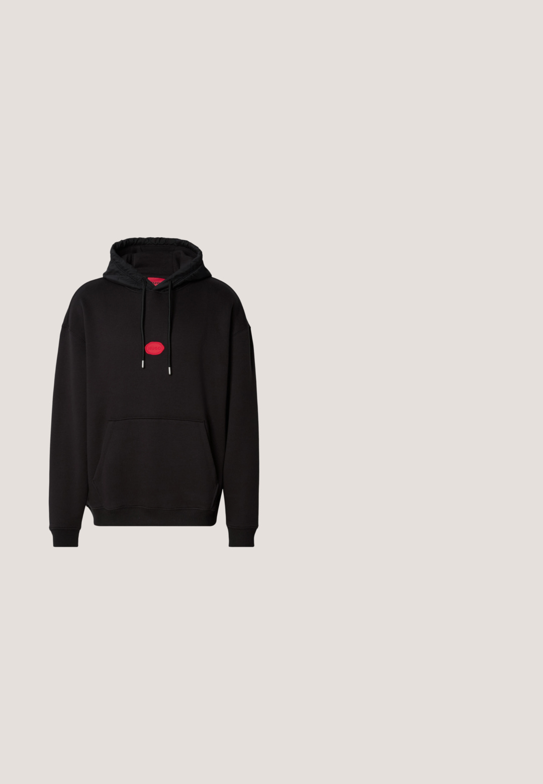 Schwarzer Hoodie aus Baumwollmischgewebe mit einem roten runden Logo auf der Brust, Kordelzugkapuze und Vordertasche.; Blaues Baumwoll-T-Shirt mit kurzen Ärmeln, Rundhalsausschnitt und einem kleinen Logopatch auf der Brust. Glatte Textur mit einem lässigen Schnitt.; Schwarze Sporthose aus weichem Stoff mit Kordelzugbund, schmal zulaufenden Beinen und elastischen Bündchen, mit einem dezenten Logo an der Seite.; Schwarze Chelsea-Stiefel aus Leder mit elastischen Seiteneinsätzen, runder Zehenpartie und profiliertem Gummisohlen. Rückwärtiger Schlupfgriff für einfaches An- und Ausziehen.; Schwarze Aktentasche aus strukturiertem Leder mit oberen Griffen und verstellbarem Schulterriemen, vor einem schlichten weißen Hintergrund platziert.; Silberne Kettenhalskette mit einem abwechselnden Glieddesign. Sie verfügt über flache, rechteckige Glieder und einen sicheren Verschluss, mit durchgehend glatter Oberfläche.