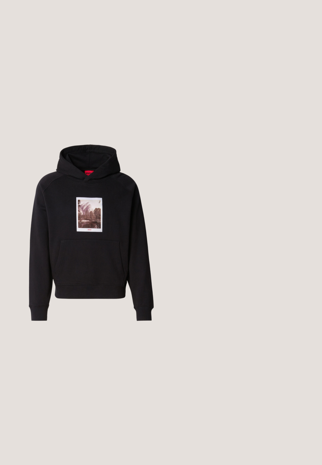 Sweatshirt noir à capuche avec poche avant en forme de sac et un graphique sépia de montagne et d'arbres centré au-dessus de la poche, avec le texte rouge "HUGO".; T-shirt noir à manches courtes avec col rond rouge, rayures rouges horizontales sur la poitrine et lettrage "HUGO" au-dessus des rayures.; Shorts de sport noirs avec taille élastique et cordon, avec une bande rouge verticale et le texte « HUGO » sur le côté droit.; Bottine en cuir noir avec une finition brillante, design à lacets, col rembourré et semelle en caoutchouc robuste avec des grips de traction.; Lunettes de soleil rectangulaires noires avec des verres sombres et des accents rouges sur les branches. Présente un design épuré et une texture antidérapante sur les bras.; Banane en cuir noir texturé avec fermeture éclair sur le dessus et écusson logo « HUGO » en relief à l'avant, sangle ajustable sur les côtés.