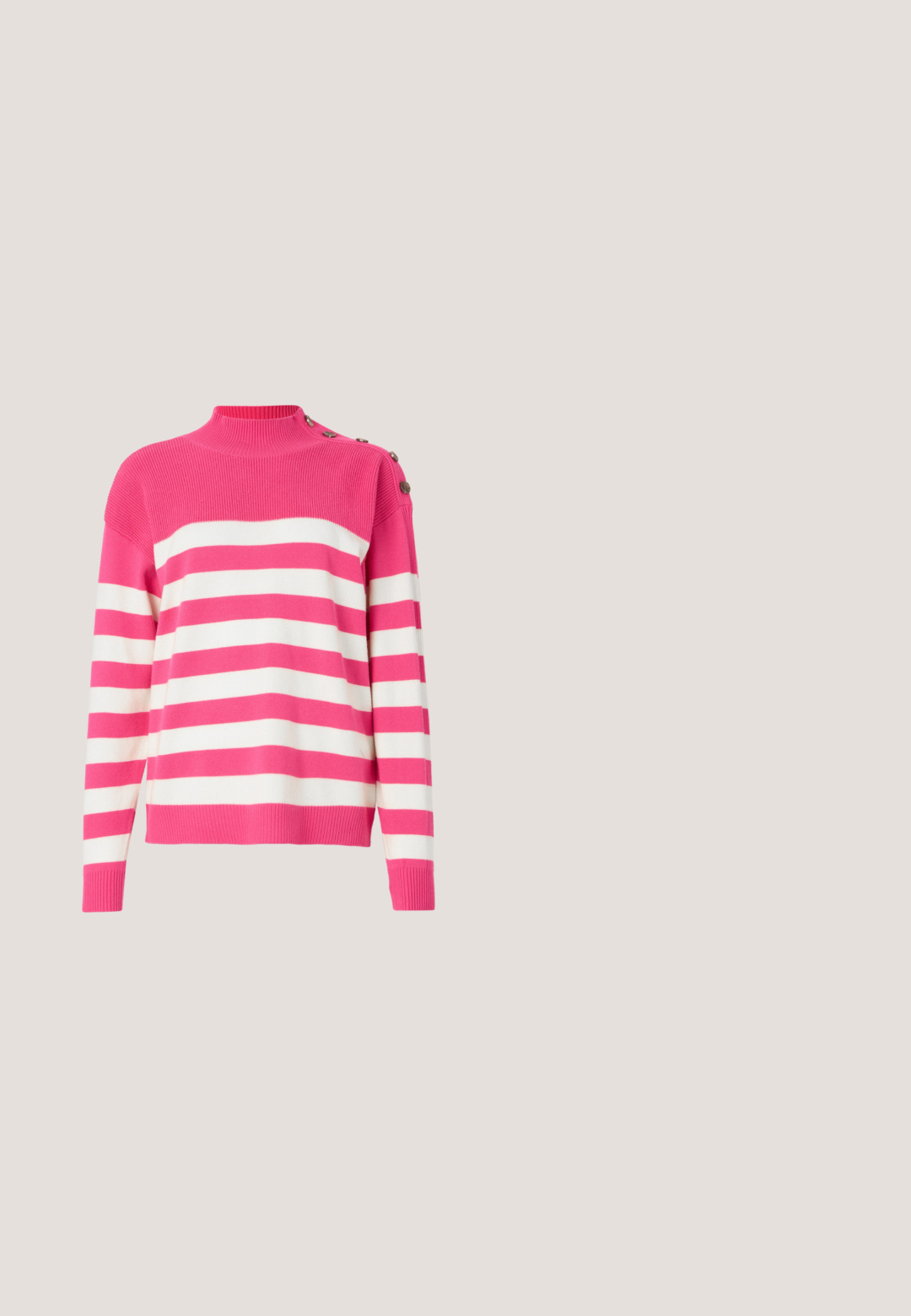 Suéter de cuello alto con rayas en rosa y blanco. Presenta un detalle de botones en el hombro. Material de punto suave con bordes acanalados.; Camisa corta de manga corta en algodón blanco con un patrón gráfico repetido en negro de caras usando gafas de sol. Cuello camisero.; Jeans de mezclilla azul de pierna ancha con cierre de botón, dos bolsillos frontales y un bolsillo lateral. La tela tiene una textura suave con costuras visibles.; Mocasines de cuero negro con detalles texturizados, tacón bajo, puntera redonda y costuras visibles. Modelo vistiendo pantalones oscuros y una blusa gris.; Gafas de sol extragrandes beige con lentes marrones degradados, montura geométrica y detalle de cristal en la patilla. Material plástico transparente.; Pequeño bolso de hombro de cuero gris claro con gran logo superpuesto de "G" y "C" cosido en la solapa frontal y correa delgada con borde negro.