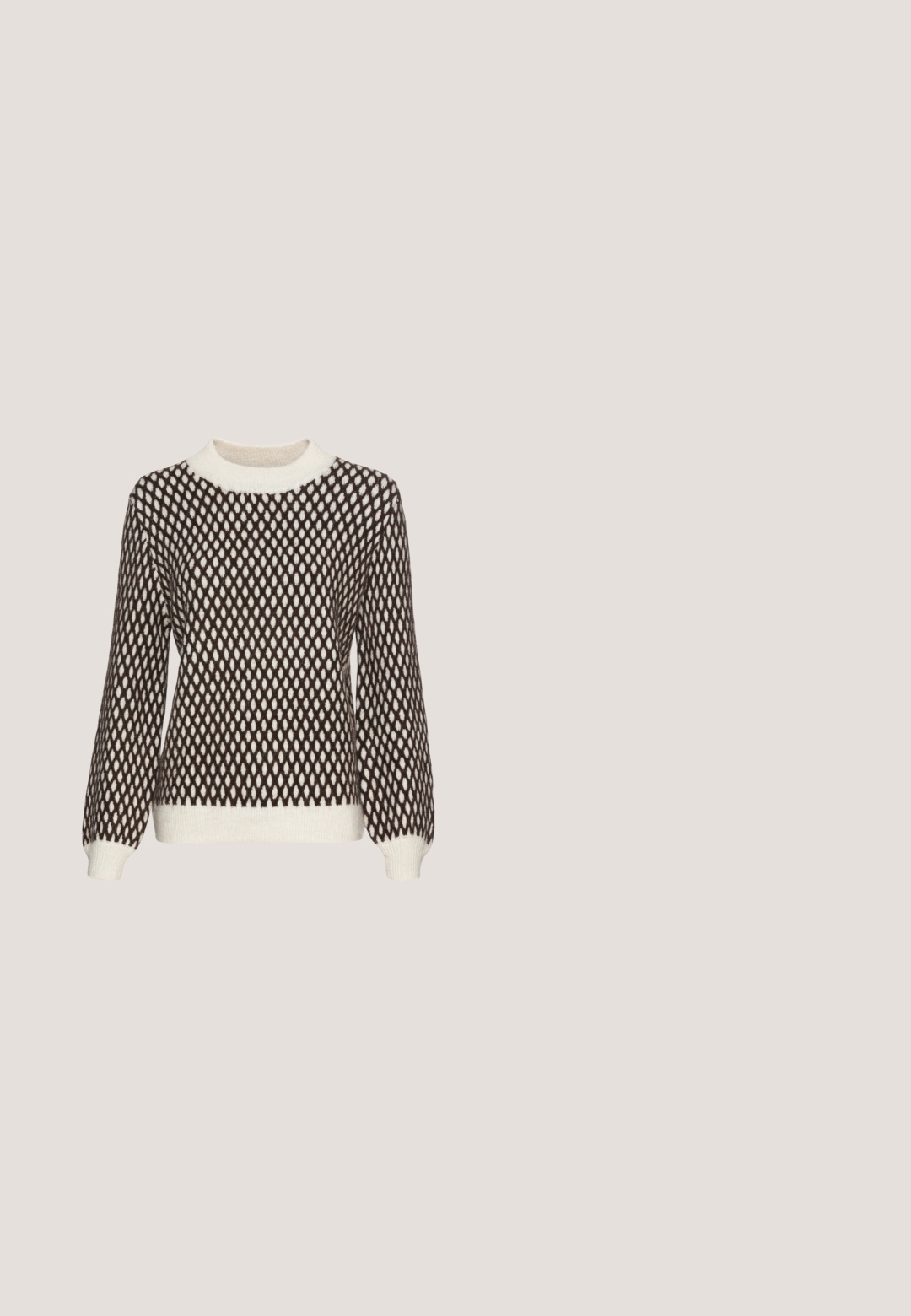Striktrøje med diamantmønster i brun og creme, med ribbet rund hals og manchetter, samt en lidt løs pasform.; Blå langærmet turtleneck top lavet af ribbet materiale, med en tætsiddende silhuet og glat tekstur. Ingen yderligere detaljer til stede.; Lys grå, brede cargo bukser lavet af tekstureret stof, med to sidelommer og to klap cargo lommer på lårene.; Beige chunky sneakers med en blanding af mesh og ruskind, med en tyk sål og fremtrædende slidbane, snørebåndsdesign og brandingdetalje.; Sorte rektangulære solbriller med mørke linser. Har en glat plastikramme og "vogue"-branding på stængerne.; Sort faux læder crossover taske med et tekstureret krokodillemønster, en top-håndtag og en justerbar rem. Egenskab: buet klaplukning.