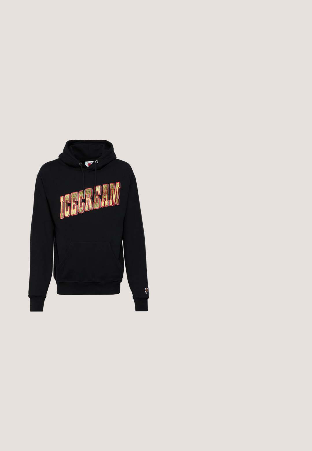 Zwarte hoodie met "ICECREAM" grafiek in geel en rood, met een kangoeroe-pocket en een klein ijsjespictogram op de mouw. Katoenen materiaal.; Wit T-shirt met een jeansprint aan de onderkant, met zakken en naden. "Moschino" logo gedrukt aan de linker bovenkant.; Zwarte, halflange broeken met een elastische tailleband. Gemaakt van een soepel stof, met een ontspannen pasvorm en zonder zichtbare zakken of versieringen.; Zwarte leren en suède sneakers met een grijze paneel, een bruine rubberen zool en een blauwe accent op de hiel. Voorzien van veters en een reliëflogo.; Zwarte zonnebril met rechthoekig montuur, groen getinte glazen en zilveren scharnierdetails op een witte achtergrond.; Shopper met camouflagepatroon gemaakt van gestructureerde stof met twee handvatten. Voorzien van een opvallend wit logo aan één kant.