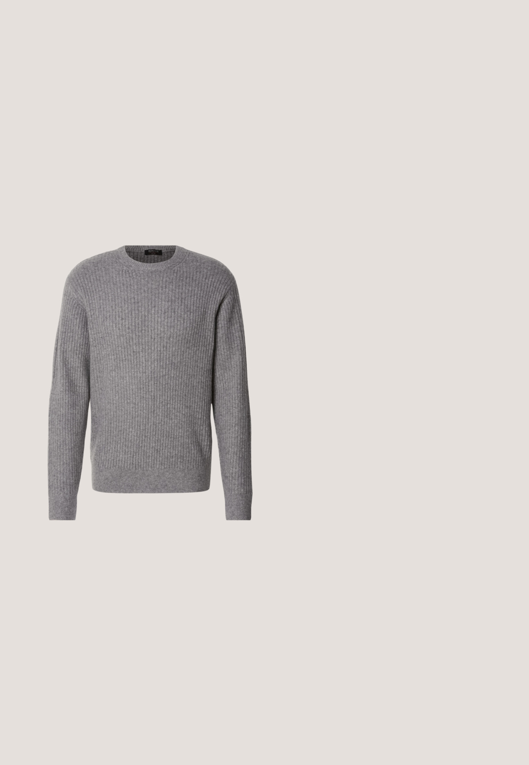 Grauer gerippter Pullover aus weichem Stoff, mit Rundhalsausschnitt und langen Ärmeln, der eine einheitliche Textur aufweist.; Schwarze Langarmbluse mit durchgehender Knopfleiste, zwei Brusttaschen und einem strukturierten Kragen. Hergestellt aus einem strapazierfähigen Stoff mit einer glatten Textur.; Graue, maßgeschneiderte Hose aus weichem Stoff mit glatter Textur, vorderen Taschen und einem einzelnen Knopfverschluss am Bund.; Schwarzer Wildlederschuh im Chelsea-Stil mit elastischen Seitenteilen, runder Zehenform, subtiler Textur und Ziehhilfe an der Rückseite. Flache Gummisohle.; Schwarze Lederaktentasche mit doppelten Griffen und verstellbarem Schultergurt. Bietet ein elegantes Design, eine glatte Textur und minimalistische Akzente.; Schwarzer Ledergürtel mit einer silbernen Metallschnalle, verfügt über eine glatte Oberfläche und ein klassisches Design. Der Gürtel ist aufgerollt, mit dem Ende nach oben gerichtet.