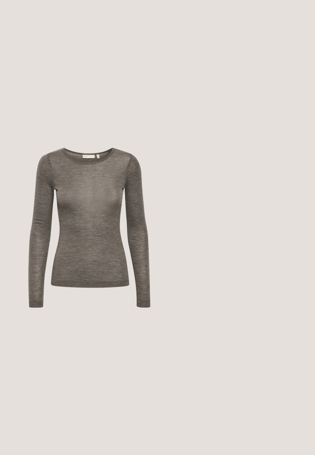 Chemise à manches longues en tissu brun léger et doux. Dotée d'un col rond et d'une silhouette ajustée. Texture subtile avec un petit détail de logo.; Body marron sans manches avec col, présentant un haut en tissu texturé et un buste lisse d'un marron plus foncé. Doublure intérieure à rayures verticales.; Pantalon marron taille haute fuselé avec boutons noirs à la taille et aux poignets, avec des plis à l'avant.; Mule marron à bout ouvert avec brides croisées et talon haut fin, présentée sur fond blanc.; Lunettes de soleil carrées à monture écaille avec des verres foncés et un détail de logo doré sur les branches.; Sac à épaule en cuir marron foncé avec dessus incurvé et logo doré « Lancaster Paris » centré devant.
