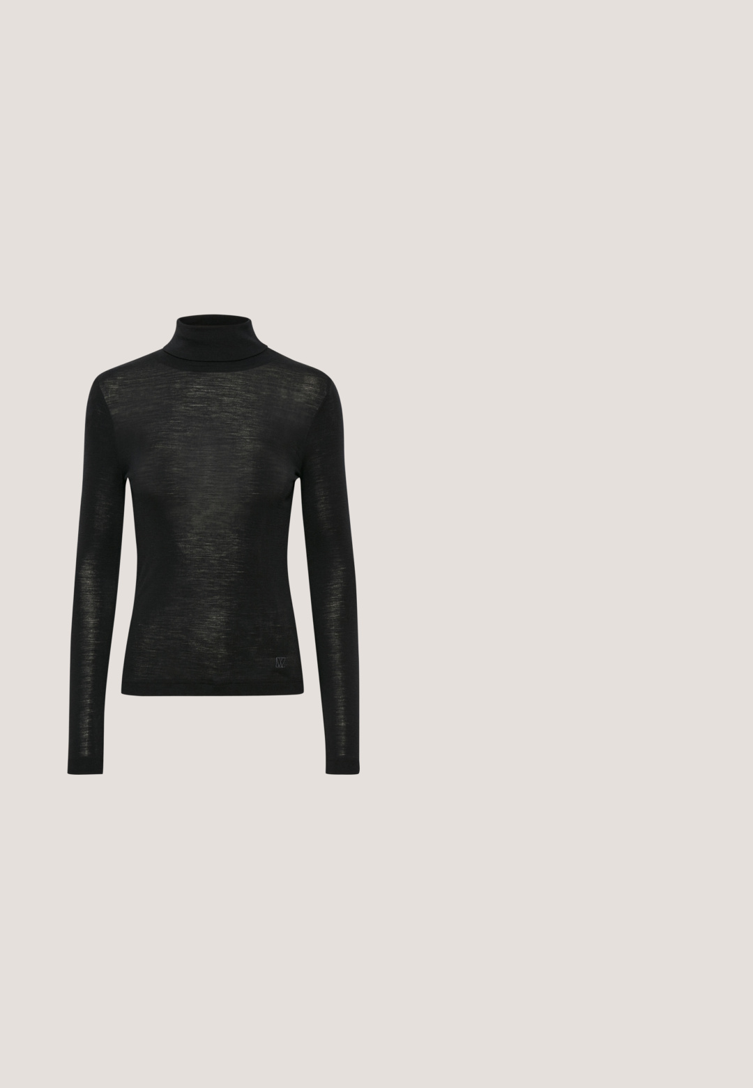 Sort turtleneck sweater lavet af letvægts, halvgennemsigtigt stof. Lange ærmer, tætsiddende design, med en lille logoaccent ved kanten.; Sort bluse med puffærmer, tekstureret stof med et subtilt mønster, tætsiddende design og en nøglehulslukning bagpå med lynlås.; Sorte skræddersyede bukser med en afslappet pasform, lavet af et glat stof, med forlommer og et subtilt struktureret mønster.; Sorte læder loafers med en rund tå, der har et syet design og en kraftig gummisål. Accenteret med en dekorativ strop.; Sort svinedyrsagtig tote bag med tynde læderhåndtag og lille guld "nat & nin" logo centreret nær bunden.; Sorte blanke, graduerede runde perler trukket som en halskæde med en guldfarvet justerbar kæde lukning på en hvid baggrund.
