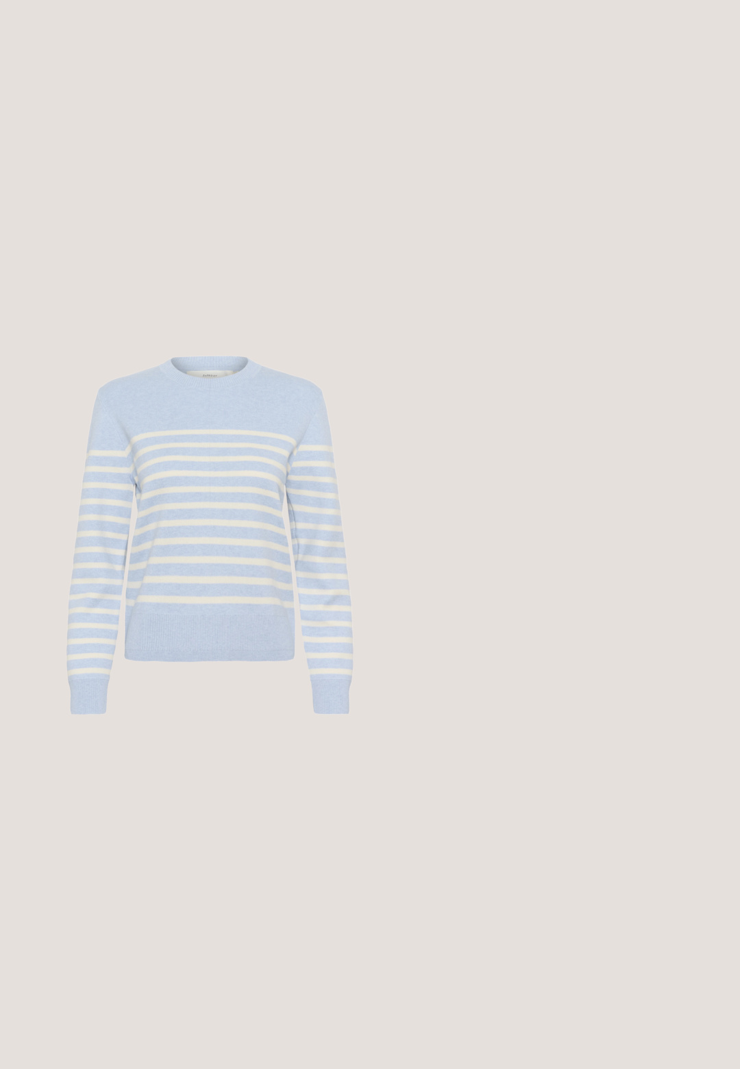 Pull à col rond bleu clair avec des rayures blanches horizontales ; présente des manches longues et un ourlet et des poignets côtelés. Texture tricotée, design décontracté.; Veste à boutons rayée à manches longues, avec poches plaquées et col plié, à rayures verticales bleues et blanches.; Pantalon bleu clair à taille élastique avec poches latérales, bouton pression à l'avant et poignets élastiques, conçu pour un usage décontracté.; Sneakers en suède avec un dessus gris, des rayures noires et une semelle en caoutchouc couleur gomme. Dotées d'un système de laçage et d'un détail logo doré sur le côté.; Sac à bandoulière en daim bleu marine avec une sangle unique et une boucle dorée sur fond blanc.; Boucles d'oreilles clous en argent en forme de roses stylisées avec un design de pétales en spirale, présentées sur un fond blanc uni.