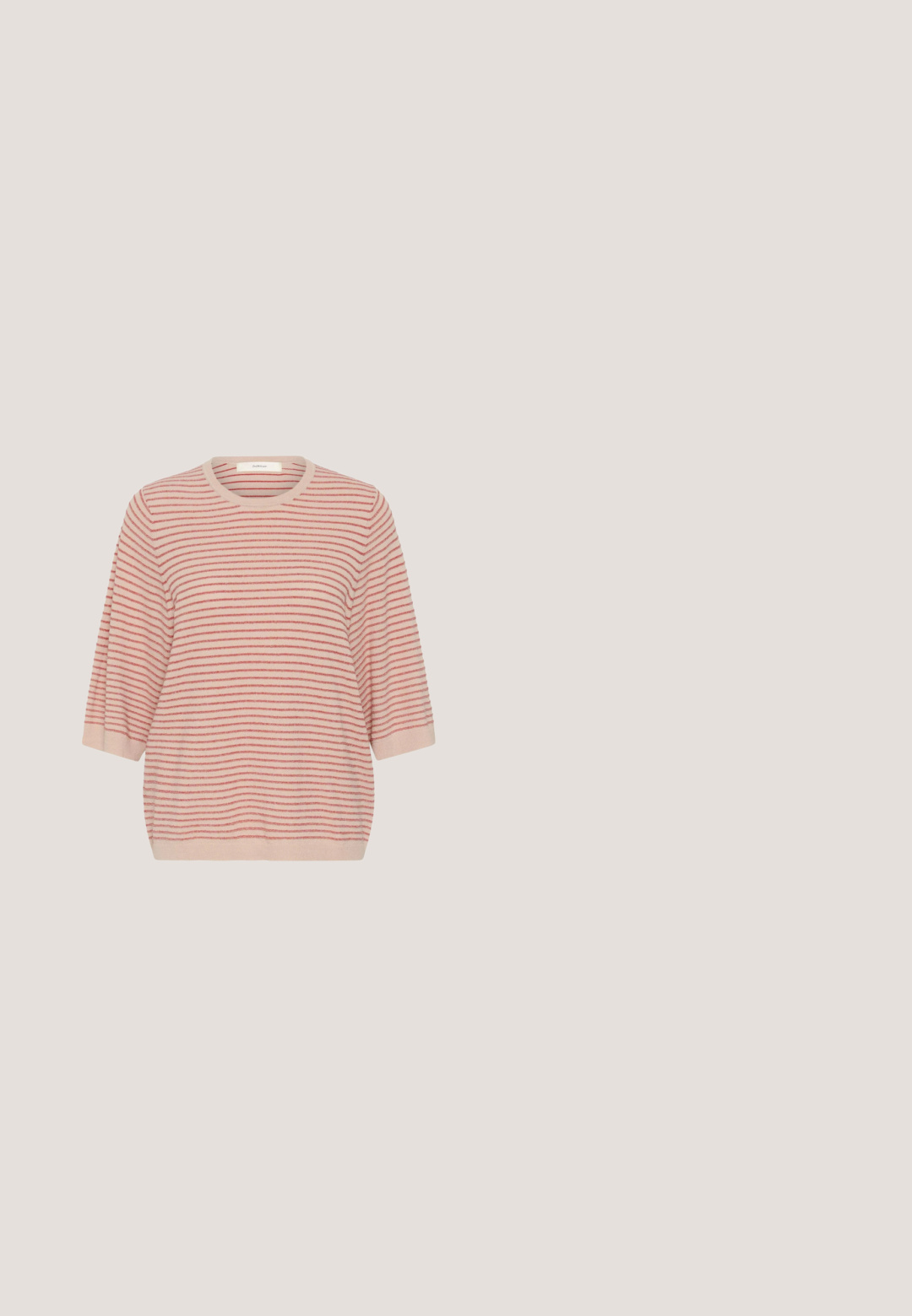 Hellrosa Kurzarmpullover mit dünnen horizontalen roten Streifen und rundem Halsausschnitt, dargestellt auf weißem Hintergrund.; Rosa Kordjacke mit langen Ärmeln, zwei Brusttaschen und braunen Knöpfen. Sie verfügt über einen klassischen Kragen und einen strukturierten, gerippten Stoff.; Hellrosa locker sitzende Hose mit elastischem Bund und Kordelzug, aus strukturiertem Stoff gefertigt.; Niedriger Sneaker aus Wildleder in Hellrosa mit weißen seitlichen Details, weißen Schnürsenkeln und brauner Gummisohle, von der Außenseite gezeigt.; Rosa Blumen-Tragetasche mit breiten Stoffgriffen, rechteckiger Form und einem kleinen, dichten Blumenmuster in Gelb und Weiß.; Perlenkette aus pinkfarbenen Edelsteinen mit goldenen Akzentperlen und einem goldenen Anhänger; verfügt über einen Verschluss und eine verstellbare Kette.