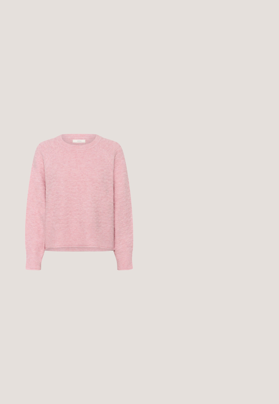 Weicher, rosa gestrickter Pullover mit langen Ärmeln, gerippten Bündchen und Saum sowie einem runden Ausschnitt.; Rosa Kordjacke mit langen Ärmeln, zwei Brusttaschen und braunen Knöpfen. Sie verfügt über einen klassischen Kragen und einen strukturierten, gerippten Stoff.; Hellrosa Hosen mit weitem Bein, elastischem Bund und ohne sichtbare Taschen oder Verschlüsse, frontansichtig auf weißem Hintergrund dargestellt.; Niedrig geschnittener pinkfarbener Veloursledersneaker mit weißen Seitenstreifen, perforierter Schuhspitze, Gummisohle und hellblauem Fersenakzent, seitlich betrachtet.; Rosa Blumen-Tragetasche mit breiten Stoffgriffen, rechteckiger Form und einem kleinen, dichten Blumenmuster in Gelb und Weiß.; Zarte goldene Halskette mit gleichmäßig verteilten kleinen pinkfarbenen zylindrischen Perlen und einem goldenen sternförmigen Verlängerungsverschluss.