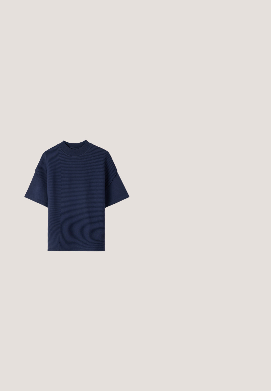 Middengrijze korte mouwen top met ruime pasvorm, voorzien van ribbeltextuur en een ronde halslijn. Glad materiaal met contrasterend paneelontwerp.; Marineblauw cropped jasje met knoopsluiting, kraag en twee klepzakken aan de voorkant, lange mouwen, en een label aan de binnenkant van de halslijn.; Navyblauwe, wijd uitlopende cropped broek met plooien, riemlussen en een zijflapdetail op de tailleband.; Navyblauwe hoge hakken met een spitse neus, met een gladde en gestructureerde afwerking die lijkt op krokodillenleer.; Donkerblauwe leren handtas met lange dunne hengsels, gouden gespdetails aan de zijkanten en ritsluiting bovenaan tegen een effen lichte achtergrond.; Gouden oorringen met onregelmatige halve maanvormen gevuld met glanzende donkerblauwe emaille, gepresenteerd op een witte achtergrond.