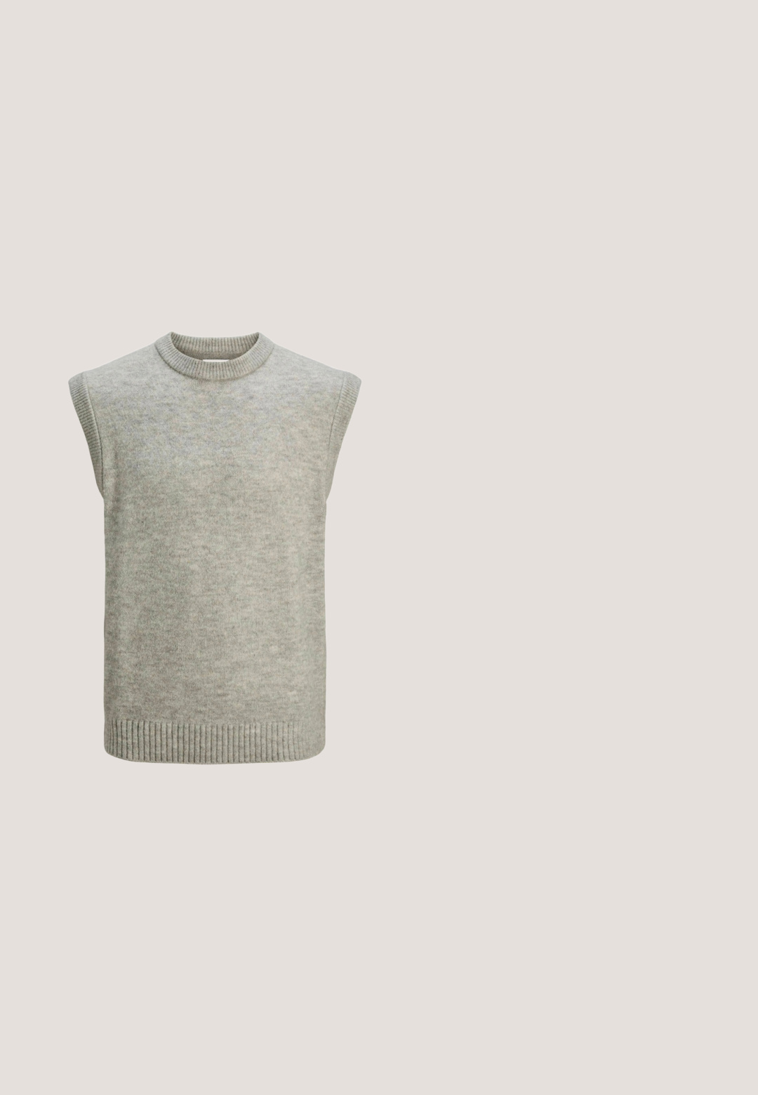 Gilet sans manches en tricot gris clair avec col rond côtelé, emmanchures et ourlet.; Chemise boutonnée beige clair à manches longues, avec des rayures verticales vert pâle et bleu, et un col classique. Texture du tissu douce et lisse.; Pantalons en corduroy beige clair avec une coupe décontractée, dotés de grandes poches avant, de fronces sur les côtés et d'ourlets effilochés pour un look texturé.; Mocassin homme en cuir bicolore marron foncé et crème avec une semelle noire, présentant un design classique à bride penny.; Lunettes de soleil rectangulaires sans monture avec des verres dégradés ambre et des branches et un pont en métal doré fins sur fond blanc.; Ceinture en daim marron avec un intérieur en cuir noir lisse. Elle est équipée d'une boucle rectangulaire argentée brillante et présente un design plat et classique.
