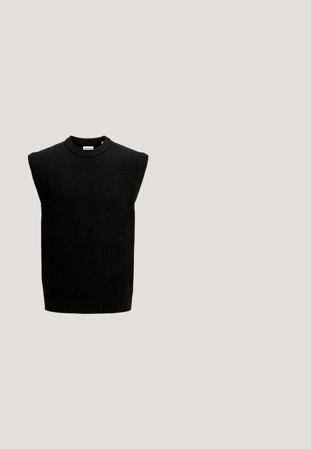 Suéter negro sin mangas con cuello redondo, hecho de tejido texturizado, que presenta un dobladillo y sisas acanalados. Diseño simple y minimalista.; Polo de manga larga negro hecho de tejido suave, con collar clásico, placket de dos botones y diseño minimalista.; Pantalones negros con corte ajustado; cuentan con un frente plano, dos bolsillos laterales y una textura suave; fabricados con un material ligero y transpirable.; Zapato negro tipo mocasín hecho de cuero con una textura suave, con puntera redondeada y suela de goma flexible. Diseño minimalista sin herrajes.; Gafas de sol rectangulares negras con lentes oscuros, centradas sobre un fondo blanco.; Bolsa de viaje de cuero negro con textura suave, forma redondeada, dos asas y correa de hombro ajustable. Cuenta con un cierre con cremallera.