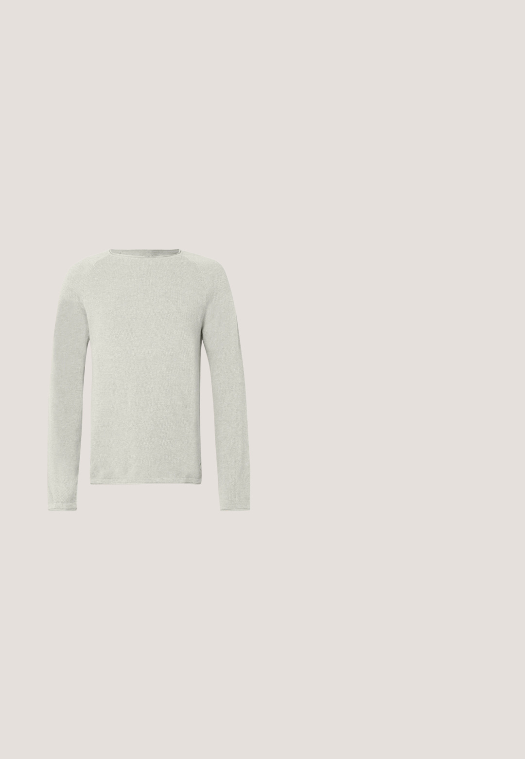Camisa de manga larga gris claro con cuello redondo, tejido texturizado y mangas ranglán. Diseño simple, sin logotipos ni patrones visibles.; Chaqueta vaquera en azul claro, con cuello con solapa, cierre de botones, dos bolsillos delanteros y costuras contrastantes en el bolsillo del pecho.; Vaqueros de mezclilla azul oscuro con un corte recto, que presentan costuras amarillas, cinco bolsillos y un cierre clásico de botón y cremallera.; Botas Chelsea de cuero marrón con paneles laterales elásticos y tiradores. Parte superior texturizada, suela de goma duradera y detalle de costura en contraste.; Bolso de tote de mezclilla en azul oscuro con dos asas, costuras visibles y un bolsillo frontal con un parche de logo clásico.; Cinturón de cuero marrón con hebilla metálica plateada, textura suave y un lazo con marca en relieve. Con una construcción de diseño clásico.