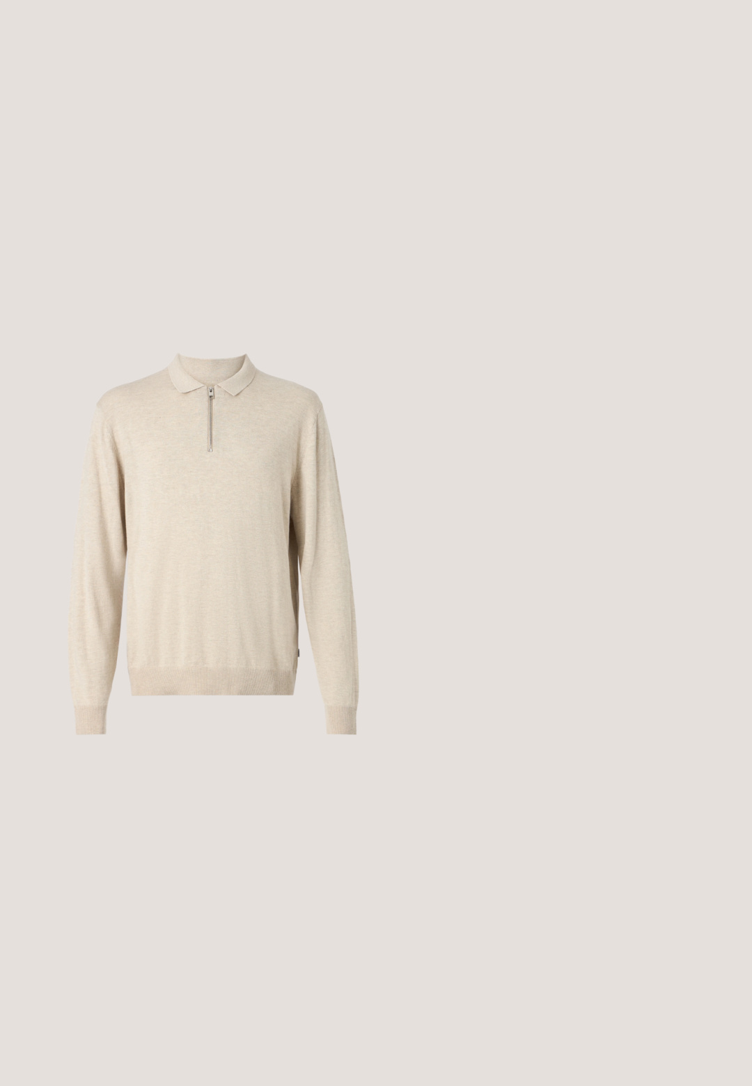 Pull-over beige à manches longues avec un col et une fermeture éclair. Fabriqué en matériau doux avec des poignets et un ourlet côtelés.; Chemise en denim avec des rayures verticales bleu clair, col classique, fermeture à boutons, poche sur la poitrine gauche et manches longues avec poignets boutonnés.; Pantalon marine en tissu lisse, doté de plis, d'une fermeture éclair et d'un bouton, avec des poches latérales et une coupe fuselée.; Mocassin pour homme en daim marron avec détail tressé sur le dessus et semelle noire, présenté de profil sur un fond uni gris clair.; Sac messager Lacoste bleu marine avec bandoulière réglable et écusson logo sur le rabat avant, sur un fond clair uni.; Ceinture en cuir brun avec un motif embossé et une boucle rectangulaire en métal argenté portant le nom de la marque. Texture lisse, design classique.