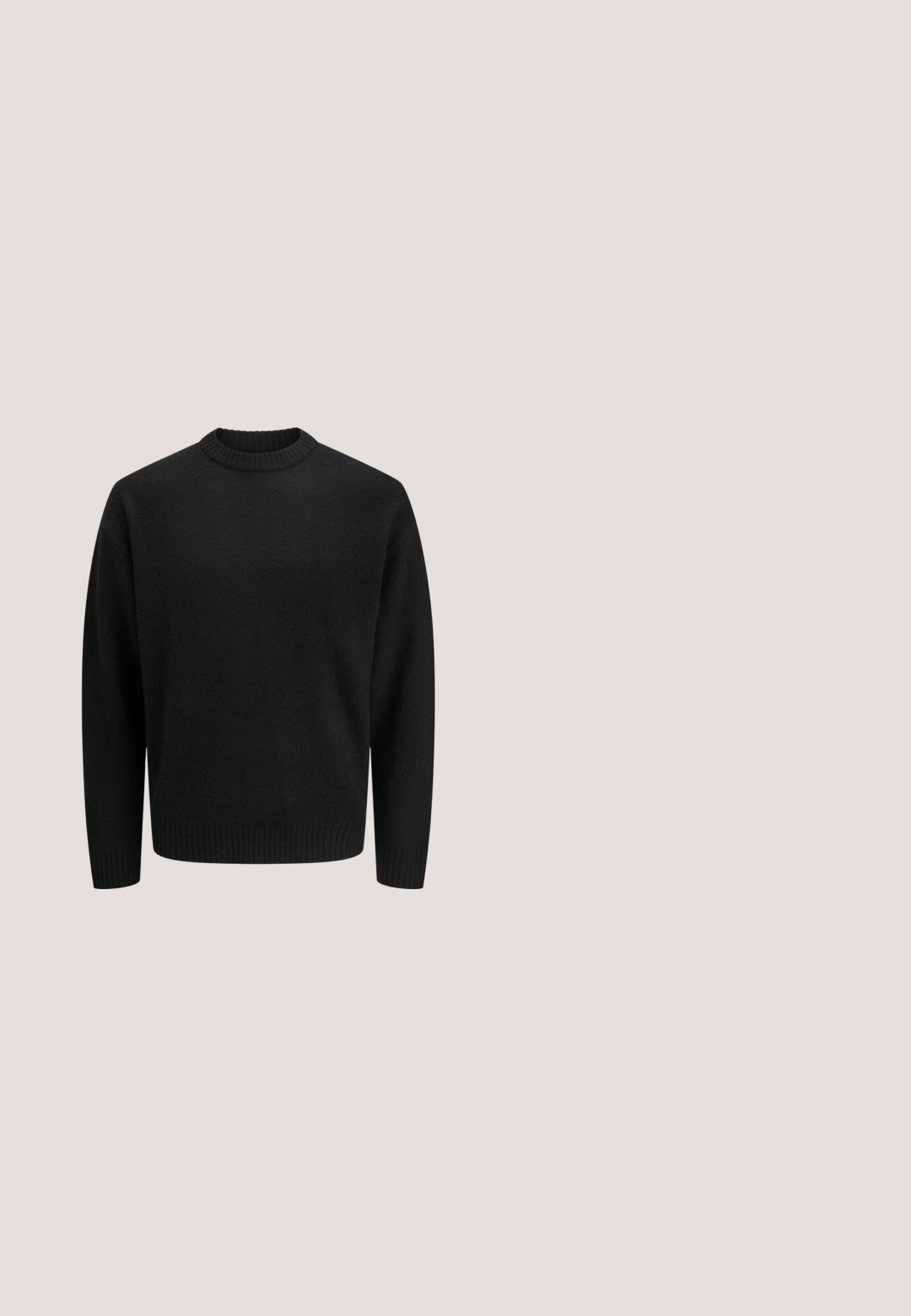 Pull en maille noir avec un col rond, doté de poignets et d'un ourlet à bords côtes. Texture douce, coupe classique, sans motifs ni accents visibles.; Chemise à manches longues gris clair avec col pointu et deux poches à rabat boutonnées à l'avant.; Jean noir en denim avec une coupe droite, taille mi-haute, design à cinq poches, détails cousus et décoloration subtile sur l'ensemble.; Mocassins en suède noir avec un bout rond, une sangle décorative et des détails en métal argenté. Semelle en caoutchouc flexible pour une traction et un confort accrus.; Sac transversal noir en matériau synthétique texturé avec un motif à carreaux et une bandoulière réglable ; arbore un logo embossé.; Ceinture noire avec une surface texturée, dotée d'une boucle rectangulaire en métal noir. Matériau durable avec un design simple et épuré.