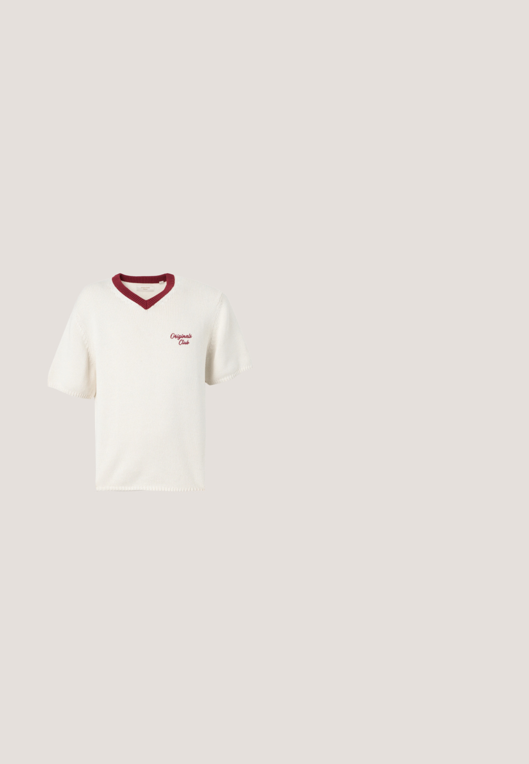 T-shirt en tricot à manches courtes couleur crème avec un col en V bordeaux, présentant "Original Club" brodé sur le côté gauche. Tissu texturé.; Brixton BOWERY ARCTIC - Chemise - multi coloured; Shorts en velours côtelé brun avec une taille élastique, une fermeture à cordon de serrage et des poches latérales. Le tissu présente un motif côtelé vertical et une finition texturée.; Bottines en suède marron avec un bout arrondi, un design à lacets et un petit talon. Équipées d'une boucle à l'arrière pour un enfilage facile.; Grand sac fourre-tout en toile marron avec doubles poignées courtes et longues, fermeture à bouton-pression, et une petite étiquette en tissu bleu en bas.; Collier de perles blanches avec des intercalaires en strass argentés et un fermoir chaîne en argent, présenté sur un fond clair uni.