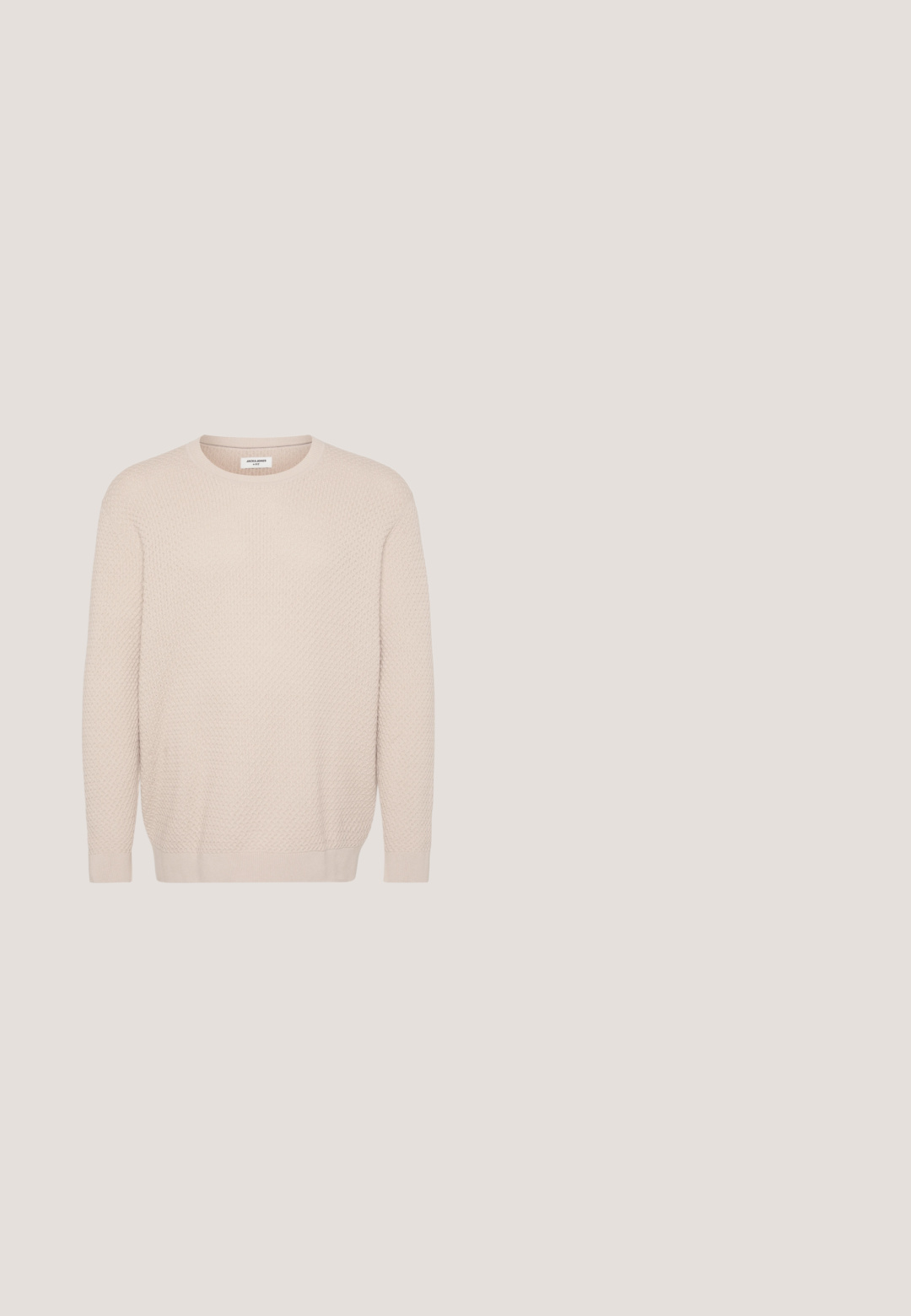 Lys beige sweater med et tekstureret mønster, rund halsudskæring og lange ærmer. Ribbet manchetter og kant for en tætsiddende finish. Blødt materiale.; Kortærmet skjorte med knapper i hvidt stof, der har smalle, lodrette røde striber. Klassisk krave og lige kantdesign.; Lyse khaki shorts med lige snit, lavet af bomuld. Har en enkelt frontknap, sidelommer og oprevne kanter.; Hvide lærreds sneakers med gummisål, der har seks snørehuller, en struktureret tåkap og et minimalistisk design.; Ray-Ban solbriller med grønne linser, sorte plastikstel og gyldne detaljer ved kanterne. Firkantet form med mat finish.; Kremfarvet lærredstote-taske med frontlomme, to håndtag, justerbar skulderrem og lille gul "O.N.S" tekst i nederste højre hjørne af lommen.