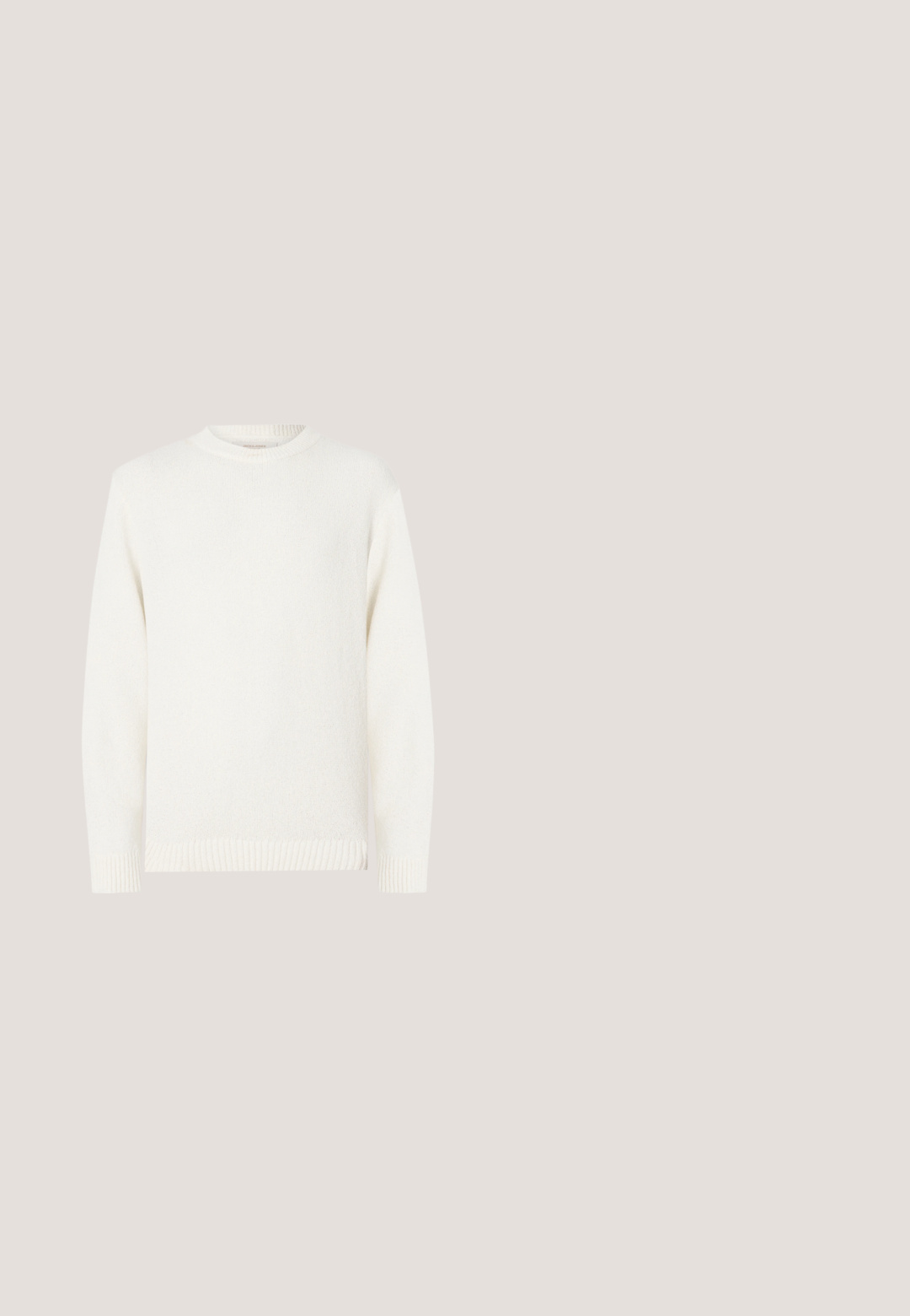 Suéter blanco de punto con cuello redondo, mangas largas, puños y dobladillo acanalados, con un acabado texturizado sin adornos adicionales.; Camisa de manga corta rosa con tejido texturizado, botón frontal y un bolsillo en el pecho. Diseño de cuello clásico.; Pantalones tailored gris claro con cintura elástica, cierre de botón, bolsillos laterales y pinzas delanteras, mostrados sobre un fondo liso.; Zapato oxford de charol negro con textura suave, puntera redonda y cordones delgados. Cuenta con un tacón apilado y detalles mínimos de costura.; Bolso cruzado de cuero negro con una superficie texturizada, que presenta un bolsillo con cremallera en la parte frontal, correa ajustable y acentos de hardware metálico.; Cinturón de cuero negro enrollado con hebilla metálica rectangular plateada sobre un fondo liso claro.