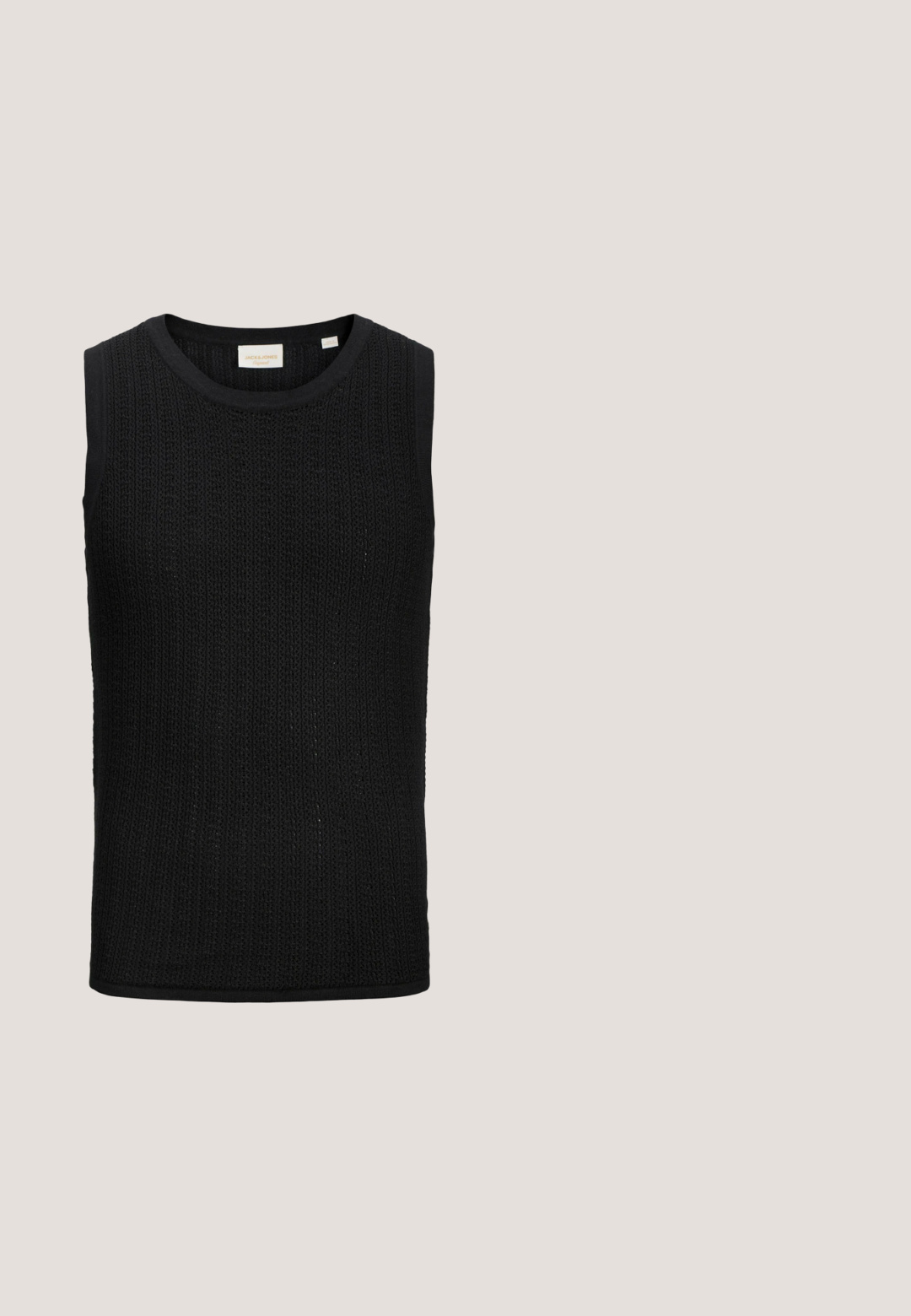 Chaleco de punto sin mangas negro con escote redondo y patrón de punto texturizado visible.; Camisa negra de manga corta hecha de tela texturizada, con cuello camp y cierre frontal de botones con cinco botones.; Shorts beige de cintura alta con patrones florales y de hojas bordados en negro, con presillas para cinturón y detalle de bolsillo trasero.; Chanclas negras hechas de material suave, con una tira estilo thong, planta texturizada y logo en relieve en la suela.; Gafas de sol Carrera negras con montura rectangular gruesa y lentes oscuras degradadas sobre un fondo blanco.; Bolsa de mano negra con dibujo de caricatura de la cara de un hombre calvo que brilla en amarillo, rodeado por el texto "Hey you guys" en letras blancas.