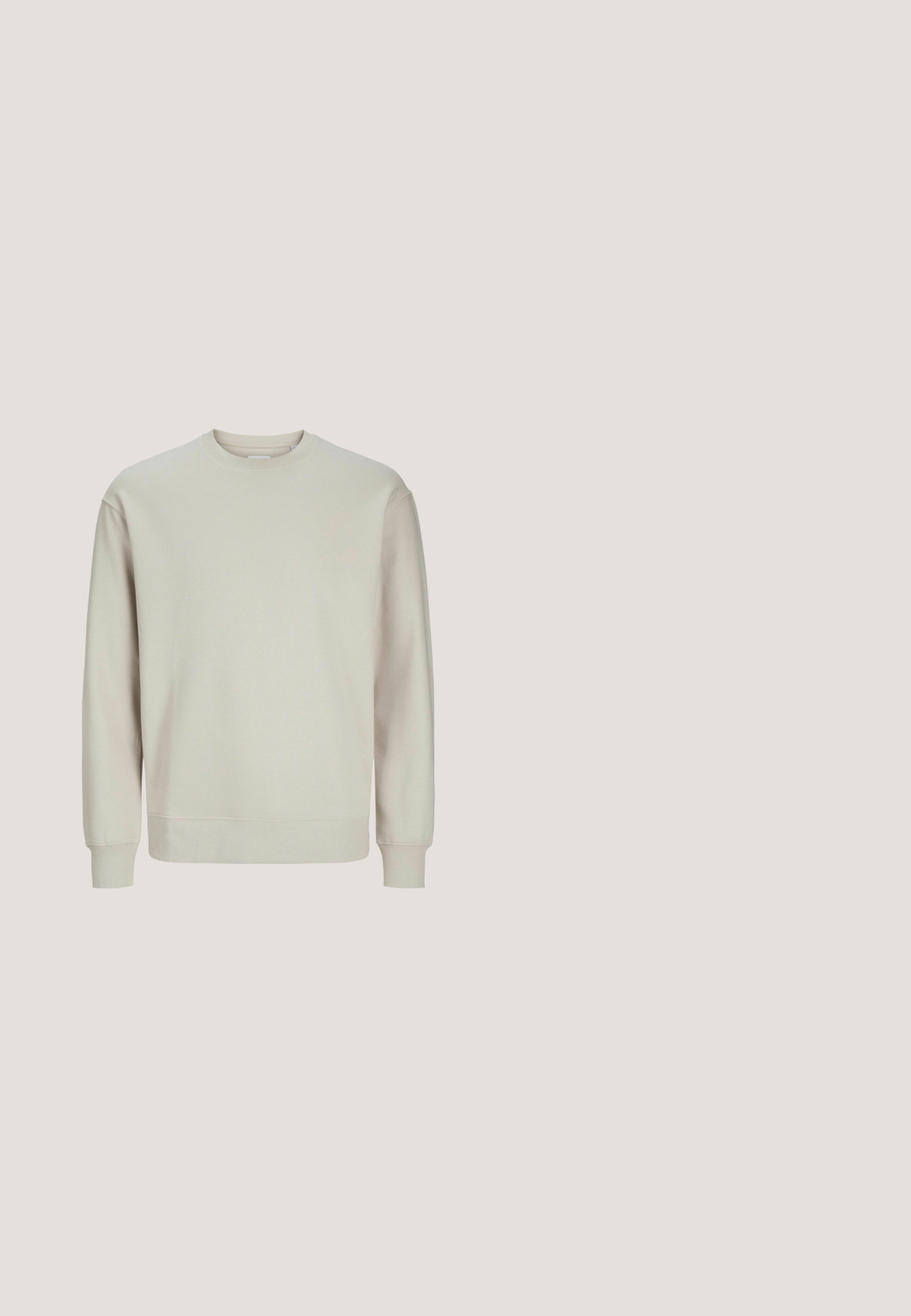 Lichtgrijze sweatshirt van zachte stof, met een ronde hals, lange mouwen en ribgebreide boorden en zoom voor een comfortabele pasvorm.; Bruine canvasjas met een kraag, voorkant met knoopsluiting, twee borstzakken en een gestructureerde stof. Militaire inspiratie in het ontwerp.; Beige rechte pijpen chinos met riemlussen, voorkant met knoop en rits sluiting, en schuine voorzakken.; Witte leren sneaker met een gerookte rubberen zool, ronde neus en contrasterende beige binnenkant. Voorzien van vijf veterogen en witte veters.; Beige canvas tas met twee handvatten en een voorvak, "LES DEUX" geborduurd op het vak.; Bruine leren riem met een gladde textuur, rechthoekige vorm en een koperen gesp. Heeft nauwkeurige stiksels en een ontwerp met een enkele tong.