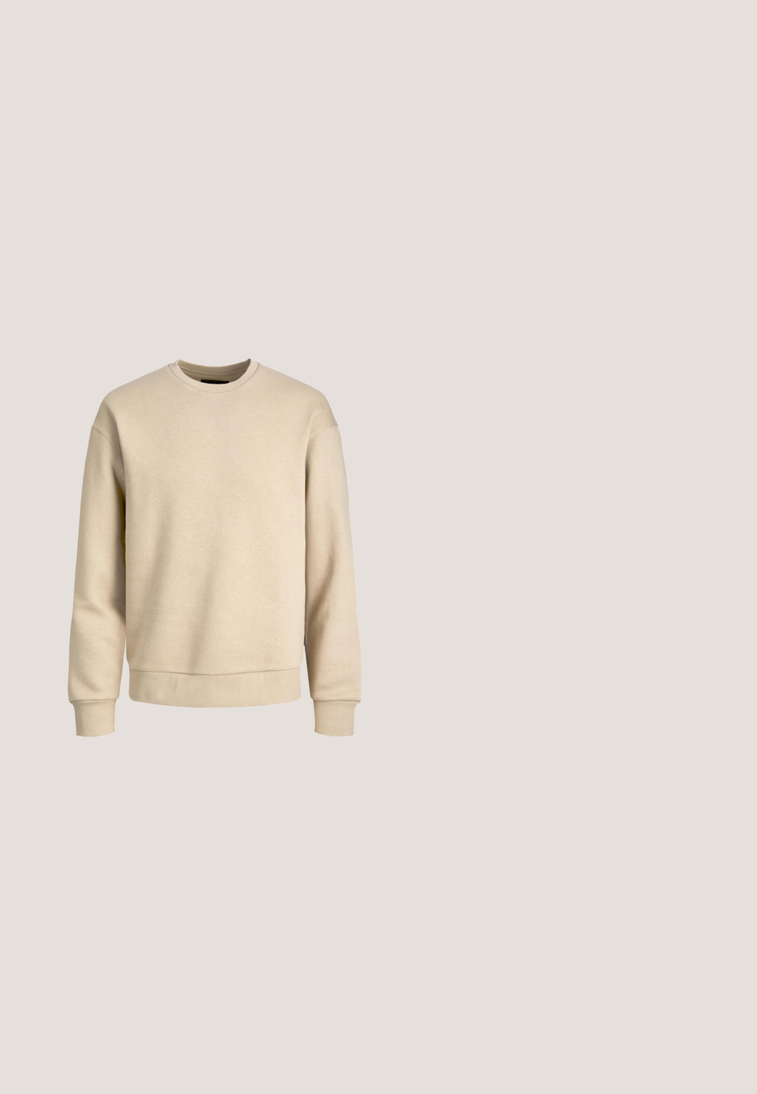 Beige sweatshirt gemaakt van zachte stof, met een ronde hals, lange mouwen en ribbelboorden en -zoom voor een ontspannen pasvorm.; Beige overhemd met lange mouwen, knopen, een kraag en één borstzak, gemaakt van stevig stof.; Han Kjøbenhavn WIDE LEG - Broek - light grey; Witte leren sneaker met een chunky platformzool, ronde neus en zes veterogen. Gladde textuur met subtiele stiksels.; Beige katoenen tote bag met twee stevige handvatten. Beschikt over zwarte bedrukte tekst: "Les Deux International Community & Sporting Goods."; Bruine leren riem met zilverkleurige rechthoekige gesp, voorzien van meerdere verstelgaten en een gestikte leren lus. Glad oppervlak.