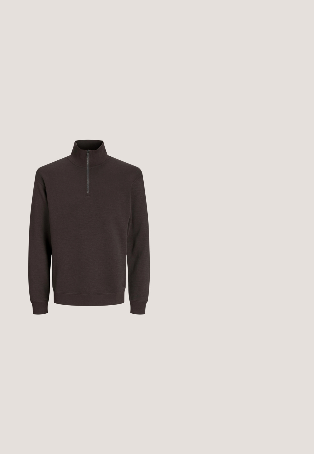 Jack & Jones JJEBRADLEY SWEAT HALF ZIP NOOS - Sweatshirt - mulch; Schwarzes Jeanshemd mit Kragen, Knopfleiste, einer Brusttasche und sichtbaren Nahtdetails an den Nähten.; Schwarze Denim-Jeans mit geradem Schnitt, ausgestattet mit einem Knopfverschluss, seitlichen Taschen und dezenten Verwaschungen, die einen klassischen Look verleihen.; Schwarze Leder Schnürschuhe mit abgerundeter Spitze, strukturiertem Finish und dicker Gummisohle mit tiefen Rillen für besseren Grip.; Edelstahlanhänger mit gebürsteter Oberfläche, geprägt mit dem Markennamen "DIESEL", kompaktes Design und einer oberen Schlaufe zur Befestigung.; Schwarz-brauner Tarnmuster-Gürtel aus strapazierfähigem Stoff, mit einer mattschwarzen Kunststoffschnalle und einem verstellbaren Design für einen sicheren Sitz.