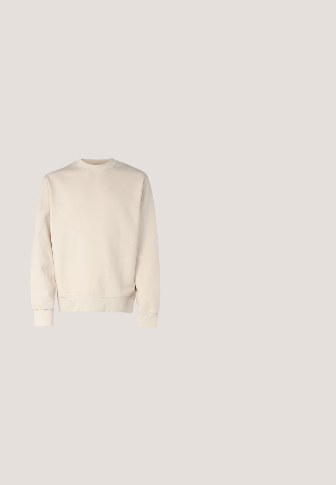 Lichtbeige sweatshirt met ronde hals, geribde manchetten en zoom. Gemaakt van zachte stof met een gladde textuur. Minimalistisch ontwerp, zonder patronen.; Effen wit T-shirt met korte mouwen en ronde hals, met een regular fit en een gladde stoftextuur, weergegeven op een witte achtergrond.; Blauwe rechte spijkerbroek met voorzakken, riemlussen en een knopen sluiting.; Jonge man in een donkere leren jas en spijkerbroek zit op een houten kruk, leunt naar voren met gekruiste armen en kijkt naar de zijkant tegen een witte achtergrond.; Crèmekleurige canvas boodschappentas met voorvak, twee handvatten, verstelbare schouderriem en kleine gele "O.N.S" tekst rechtsonder op het vak.; Bruine leren riem met zilverkleurige metalen gesp gegraveerd met "JACK & JONES", opgerold tegen een effen lichtgrijze achtergrond.