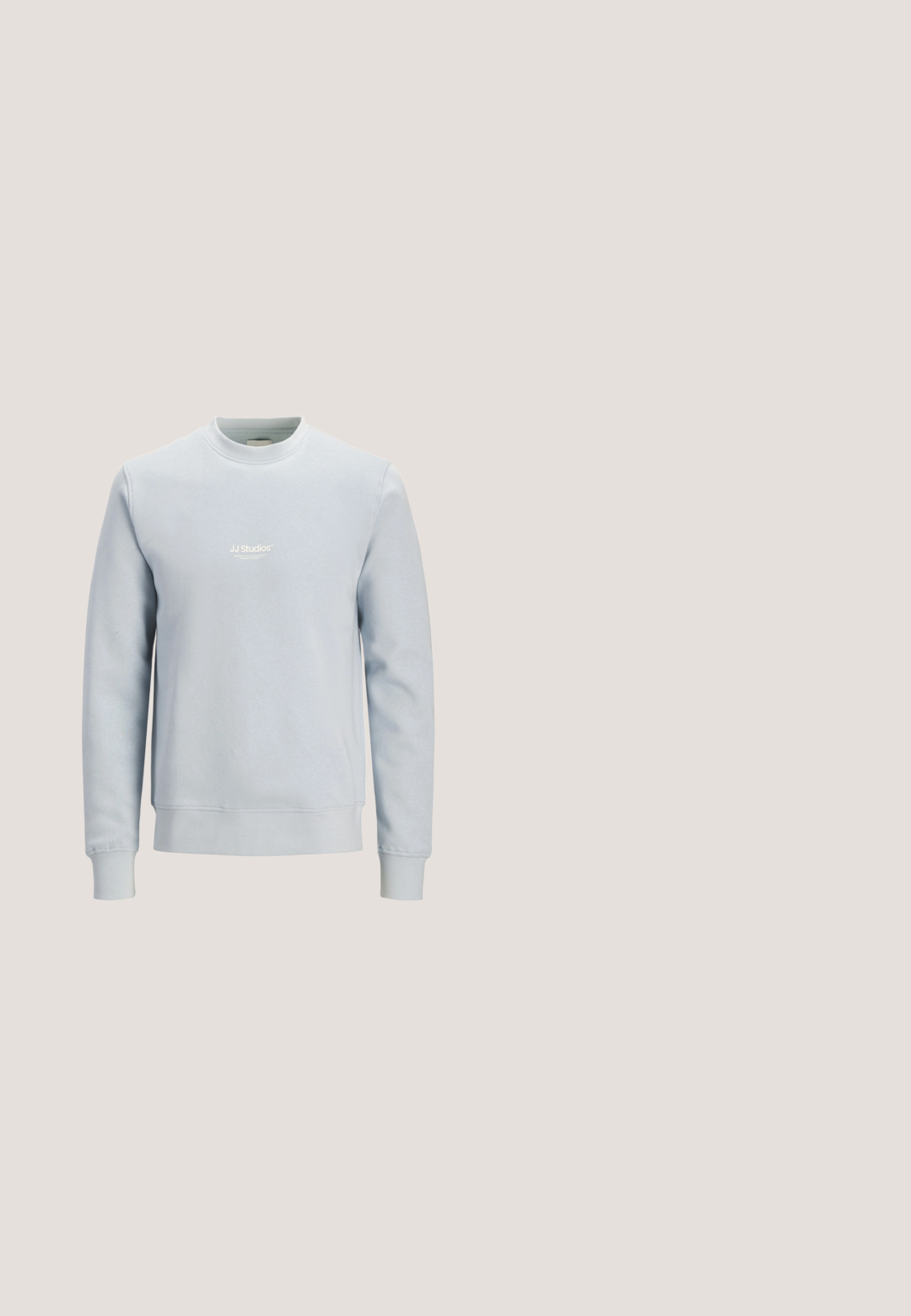 Lichtblauwe crewneck trui met lange mouwen en een klein wit "JJ Studios"-logo in het midden van de borst.; Blauw poloshirt met korte mouwen, kraag en twee knopen, met het "Jack & Jones" logo geborduurd op de linkerborst.; Groene cargoshorts van een katoenmix, met twee zijzakken, knoopsluiting en een rechte snit.; Zilveren sneakers met een gladde textuur, vetersluiting, geperforeerde accenten en een gestructureerde bruine rubberen zool.; Blauwe canvas tas met voorvak en rode "O.N.S" borduring, voorzien van dubbele handvatten en een verstelbare schouderriem.; Witte parelketting met zilveren strass tussenstukjes en een zilveren ketting sluiting, weergegeven tegen een eenvoudige lichte achtergrond.