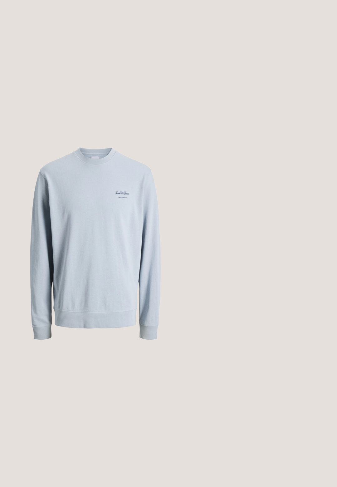 Hele sinine pika varrukaga ümmarguse kaelusega pusa väikese "Jack & Jones Archive Selection" logoga vasakul rinnal.; Tumesinine lühikeste varrukatega polo särk V-kaelusega, valge äärisega krae ja varrukatel, tekstuuriga kangas ning sirge alläärega. Sinine brändi silt sees.; Ilusündmusega tumesinised elastse vöökohaga püksid, millel on nöör ja sirged sääred, nähtavate taskute ega mustriteta.; Valged tossud mustade ja hallide aktsentidega, tekstureeritud halli varbakattega, musta kummitald ja lamedad valged paelad. Puhtad jooned, minimalistlik stiil.; Hall ristkülikukott musta reguleeritava rihmaga, esikaan musta pandlaga kinnitatud, ruudukujuline Karl Lagerfeld Jeans logoga tikand.; Valge pärlikett hõbedaste rhinestone'i vahekäikudega ja hõbedase kettluku, esitatud ühetaustalise hele taustal.