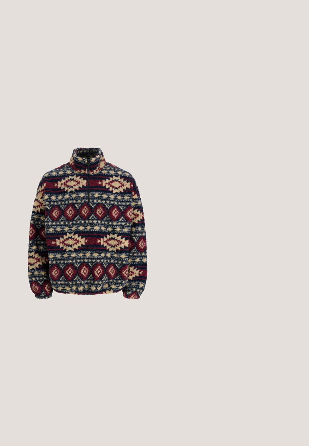 Pull en polaire à demi-zip, arborant des motifs géométriques en marine, bordeaux et beige, avec des poignets élastiques et un col montant.; T-shirt crème à manches courtes avec un col rond et un motif abstrait marron au-dessus du texte "Nature Reports" sur le devant.; Salopette en denim bleu clair avec une coupe ample, jambes droites, bretelles réglables, poches avant et écusson de marque sur le plastron.; Basket montante marron et beige avec des panneaux perforés, une bride réglable avec l'inscription « ROGUE » et une semelle blanche épaisse avec une semelle extérieure marron.; Lunettes de soleil à monture fine en or avec de petites lentilles ovales teintées en bleu et des branches noires, présentées sur un fond blanc.; Sac fourre-tout beige comportant une illustration d'un jockey montant un cheval avec le texte "Edgar Degas" sous l'œuvre.