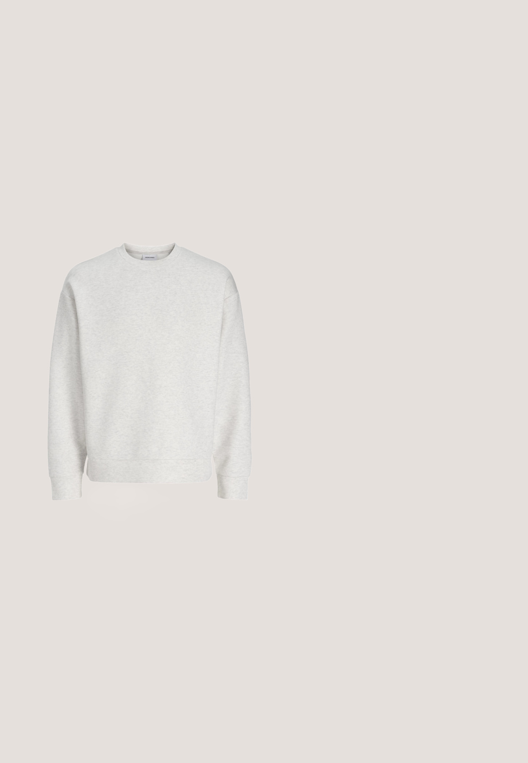 Lichtgrijze longsleeve trui met ronde hals, met geribbelde boorden en zoom, gemaakt van zachte stof.; Beige overhemd met lange mouwen, knopen, een kraag en één borstzak, gemaakt van stevig stof.; Beige katoenen broek met een rechte snit, voorzien van een knoopsluiting, zijzakken en een gladde textuur.; Witte lage sneaker met veters aan de voorkant en dikke zool, zijaanzicht tegen een neutrale achtergrond.; Crèmekleurige canvas boodschappentas met voorvak, twee handvatten, verstelbare schouderriem en kleine gele "O.N.S" tekst rechtsonder op het vak.; Bruine leren riem met zilverkleurige rechthoekige gesp, voorzien van meerdere verstelgaten en een gestikte leren lus. Glad oppervlak.