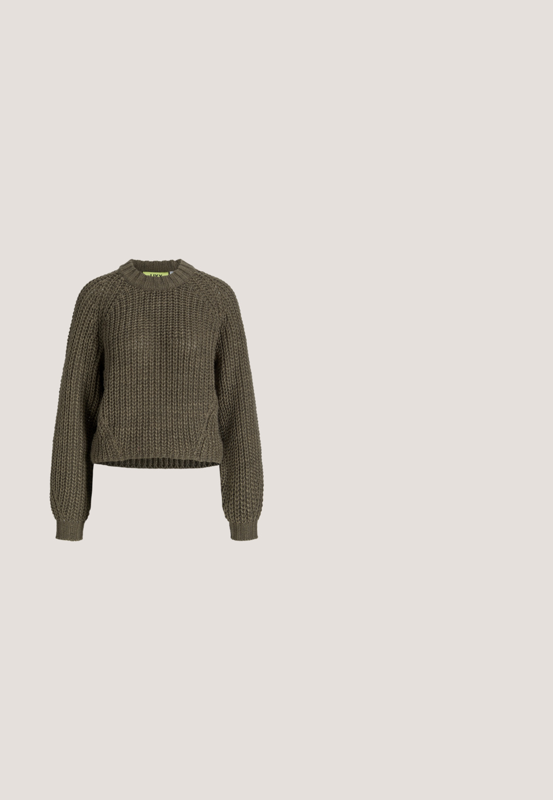 Chunky strikket olivengrøn langærmet sweater med ribstrikkede manchetter, rund halsudskæring og en let kortere pasform.; Brun langærmet skjorte med stående krave og trykknap, to forlommer med klap og skjult knaplukning.; Beige plisseret midi-nederdel med høj talje, jævnt fordelt lodrette plisseringer og en udvidet A-linje silhuet.; Brune læder cowboystøvler med spidse tæer, præget vinge mønster, en midhøj blokhæl og en pull-tab bagpå.; Mørkebrun læder crossbody taske med afrundet klap og gyldent rundt spænde på en ensartet lys grå baggrund.; Guld sikkerhedsnål broche med fire hængende møntlignende charms med præget kroner og initialer på en ens hvid baggrund.
