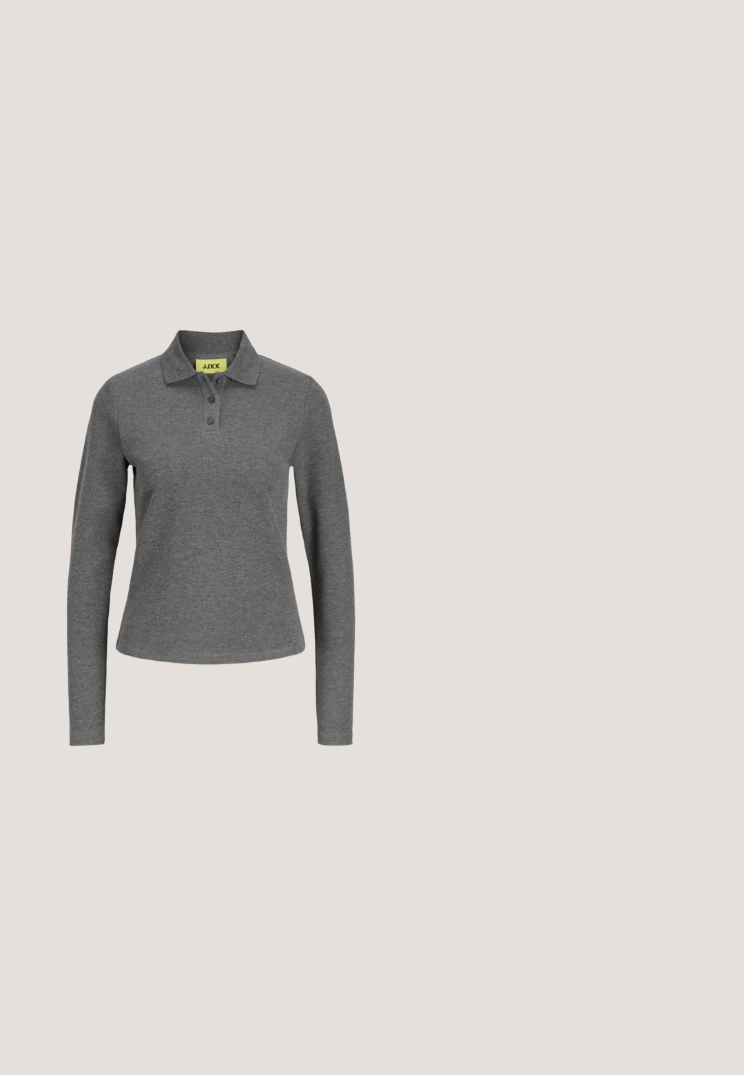Polo de manga larga de color gris oscuro con tres botones y tejido acanalado, con una etiqueta amarilla JJXX en el interior del cuello.; Top de punto sin mangas negro con cuello redondo y corte recto, con una tapeta frontal de botones blancos en el centro.; Falda negra de tela suave, con una cinturilla fruncida, diseño hasta la rodilla y pequeños lazos con cuentas en intervalos.; Zapato tipo slingback de cuero negro con punta puntiaguda, tacón bajo y delgado estilo kitten, y correa ajustable con hebilla, sobre un fondo claro y liso.; Bolso de hombro de cuero negro con detalle de correa con hebilla, bordes curvos y costuras blancas en contraste sobre un fondo liso.; Pendientes de metal plateado con un diseño ondulado y escultórico, que presentan un acabado pulido y formas irregulares, destacando una estética contemporánea.
