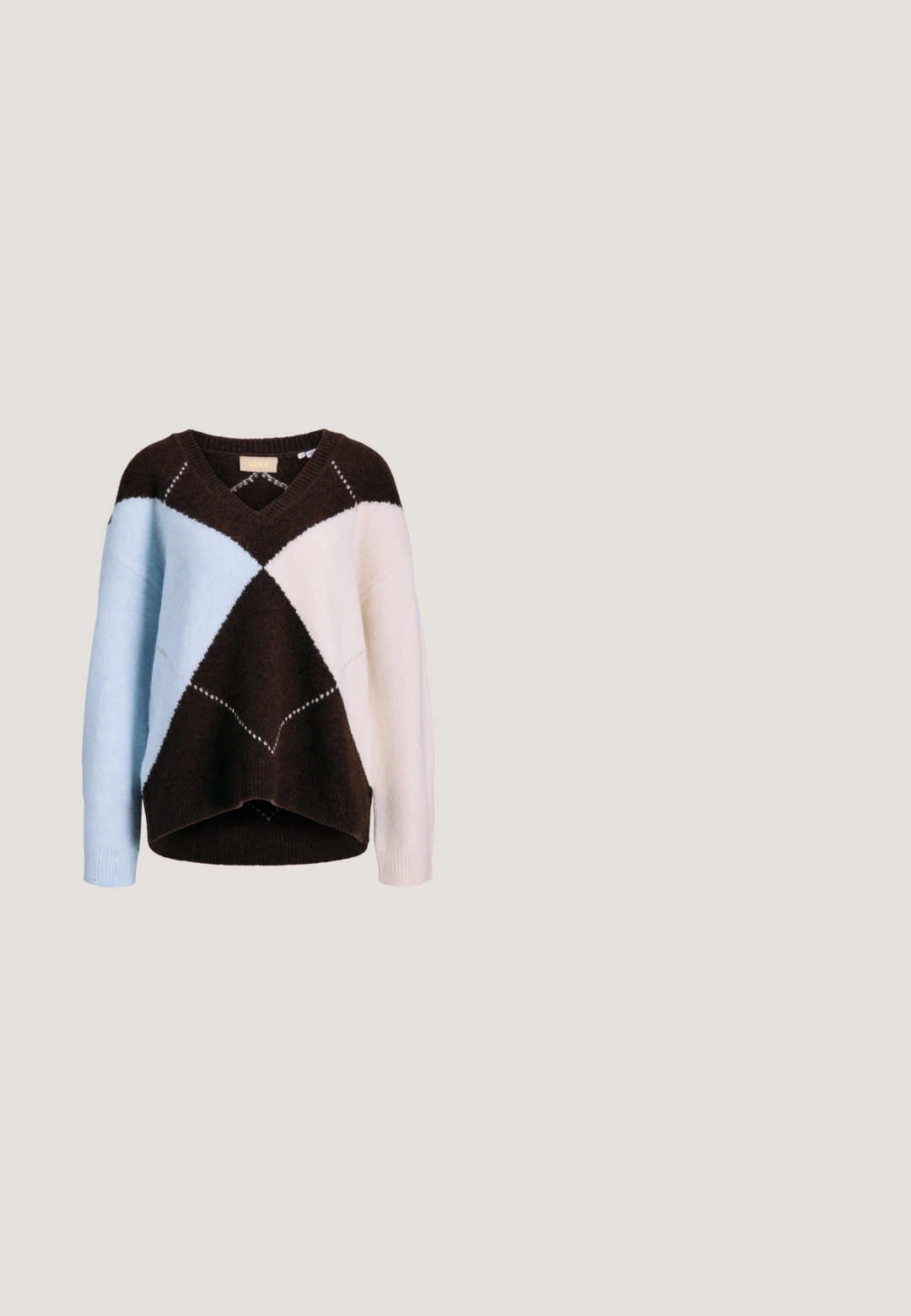 Pull à col en V avec une coupe surdimensionnée, présentant des blocs de couleurs bleu clair, crème et marron foncé dans un motif géométrique.; Blouse à manches longues bleu clair avec un grand col festonné, des boutons à l'avant, et des manches froncées avec des accents de plis.; Jean large bleu clair avec un nœud à l'avant, design classique à cinq poches et détails de décoloration subtils sur les jambes. Matériau en denim.; Baskets en cuir synthétique bleu avec des accents jaunes, comportant trois bandes, une semelle en caoutchouc et un bout arrondi. Design à lacets.; Lunettes de soleil ovales écaille avec des verres teintés marron reposant sur une surface blanche.; Even&Odd Sac à main - brown