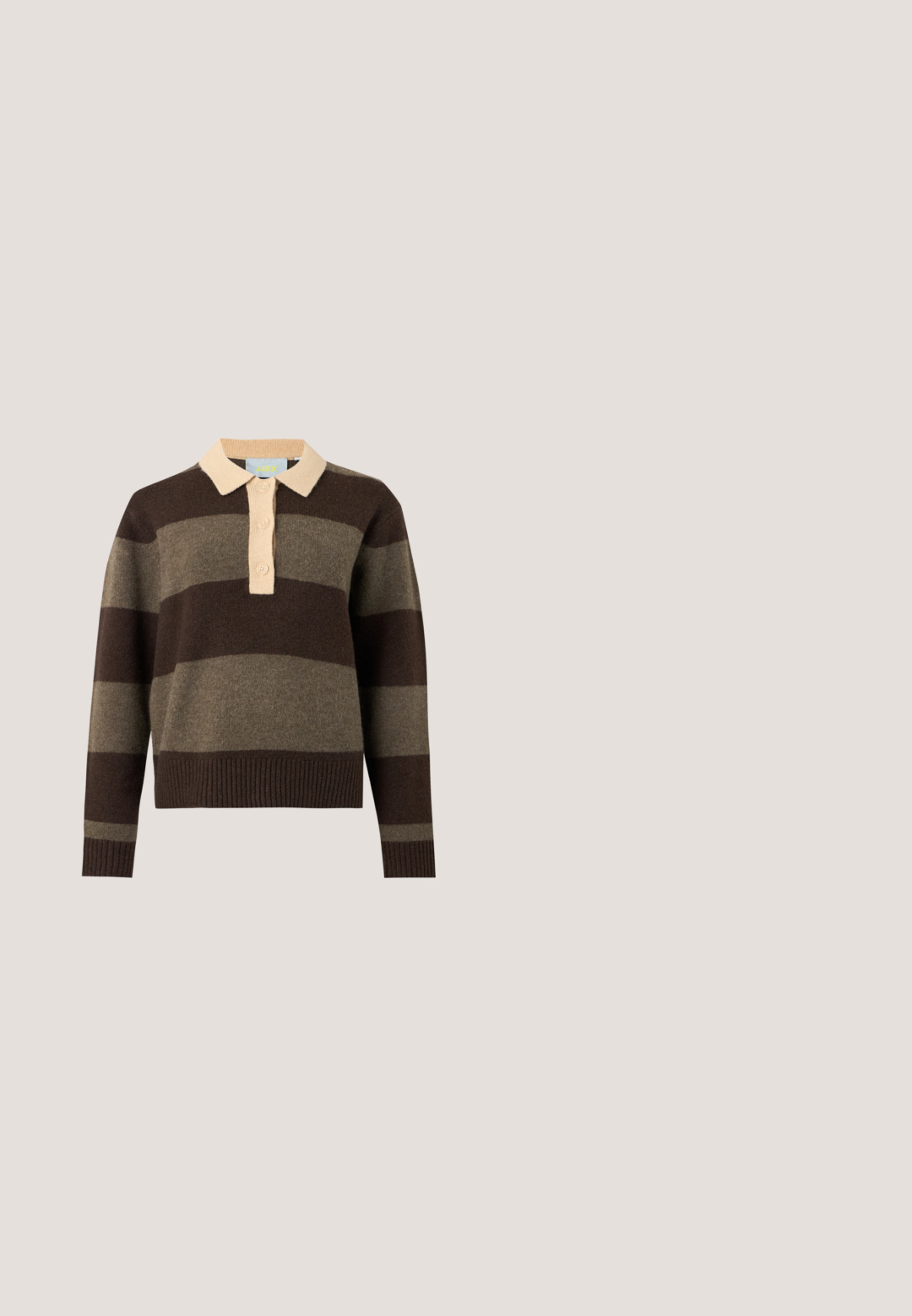 Pull en maille à manches longues avec larges rayures horizontales marron et olive, col beige et trois boutons beiges sur la patte de devant.; Chemise verte olive courte, à boutons, avec un col structuré, des manches longues bouffantes et des boutons noirs. Tissu lisse avec peu de texture.; Jean en denim bleu à jambes larges avec bouton et fermeture éclair à l’avant, passants de ceinture et poches, présenté sur fond blanc.; Botte en cuir brun foncé, à hauteur de genou, avec un bout pointu, un talon bloc angulaire et une texture lisse et brillante. Présente un design épuré et des détails de couture.; Sac bandoulière en cuir marron foncé avec une forme souple et décontractée et une anse nouée torsadée sur un fond blanc uni.; Boucle d'oreille en argent avec une finition polie, présentant de petits détails en or et de forme ronde, portée sur le lobe.
